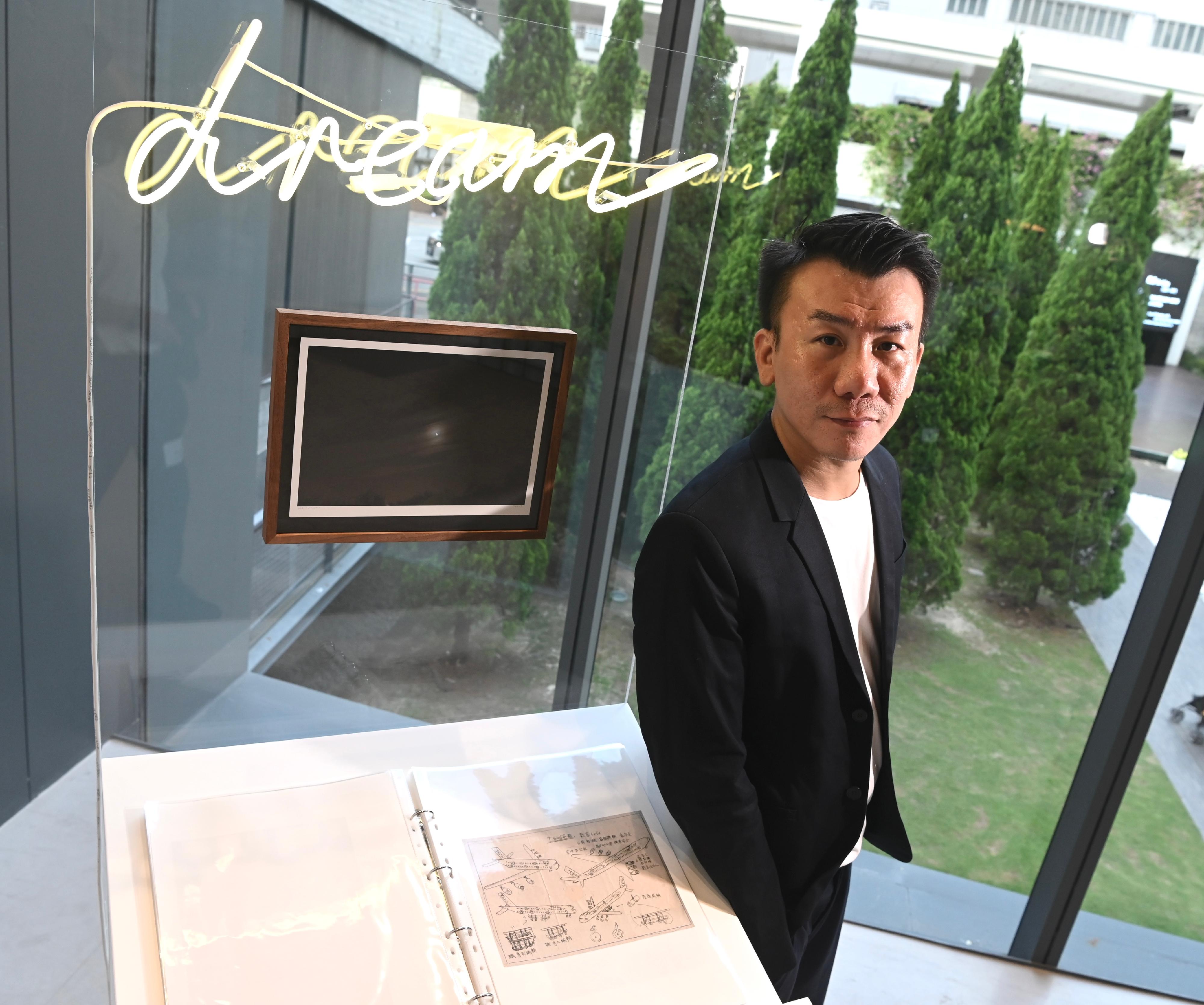 The "Archaic Curator Series: Kings' Inscriptions‧Contemporary Interpretations" exhibition will be open to the public from tomorrow (September 28) at Oi! Glassie. Photo shows artist Lee Wing Ki and his installation, "Tsang's Odyssey - Dream".