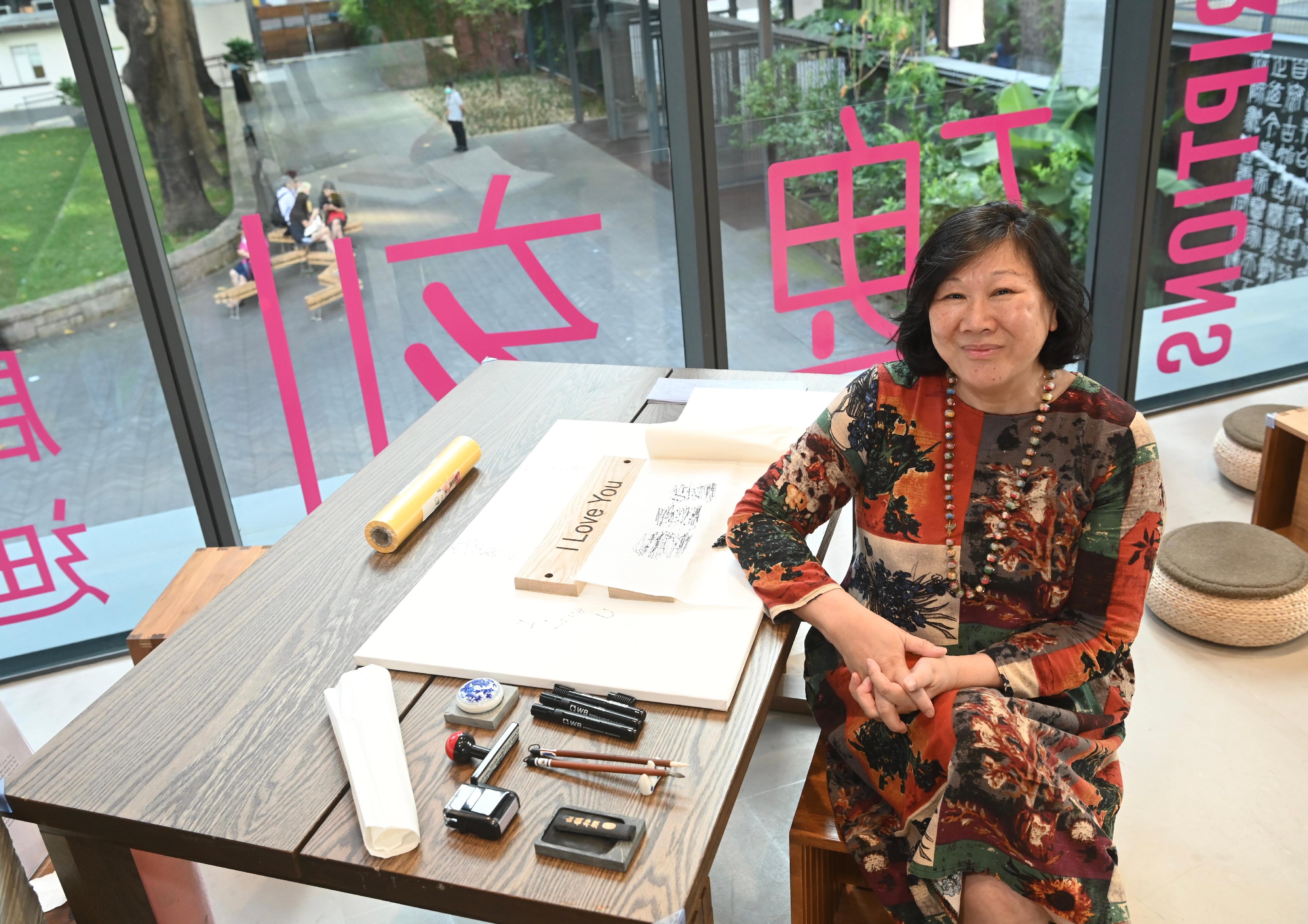 The "Archaic Curator Series: Kings' Inscriptions‧Contemporary Interpretations" exhibition will be open to the public from tomorrow (September 28) at Oi! Glassie. Photo shows artist Leung Kwan Kiu and her community participation project, "I Love You".