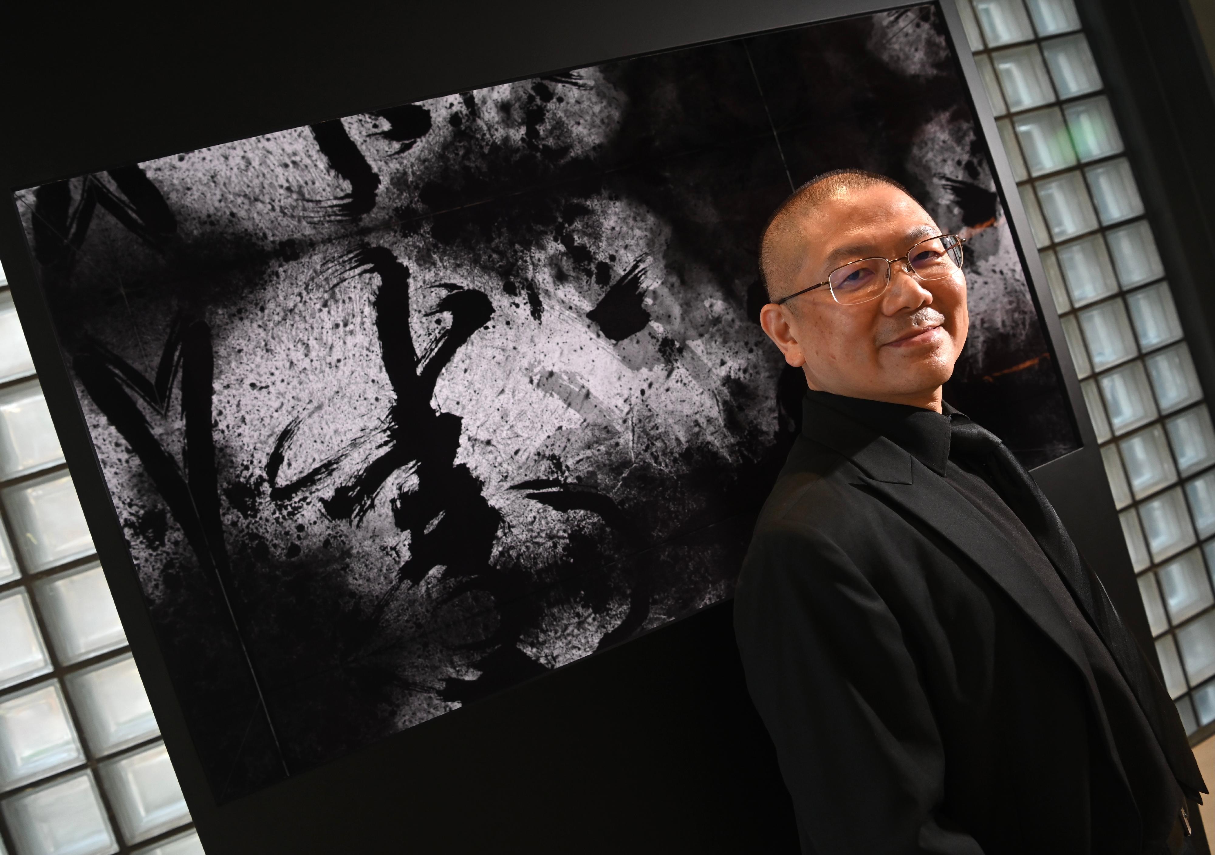 The "Archaic Curator Series: Kings' Inscriptions‧Contemporary Interpretations" exhibition will be open to the public from tomorrow (September 28) at Oi! Glassie. Photo shows artist Leong Lampo and his digital ink generative video art installation, "Heavenly Inquiry".