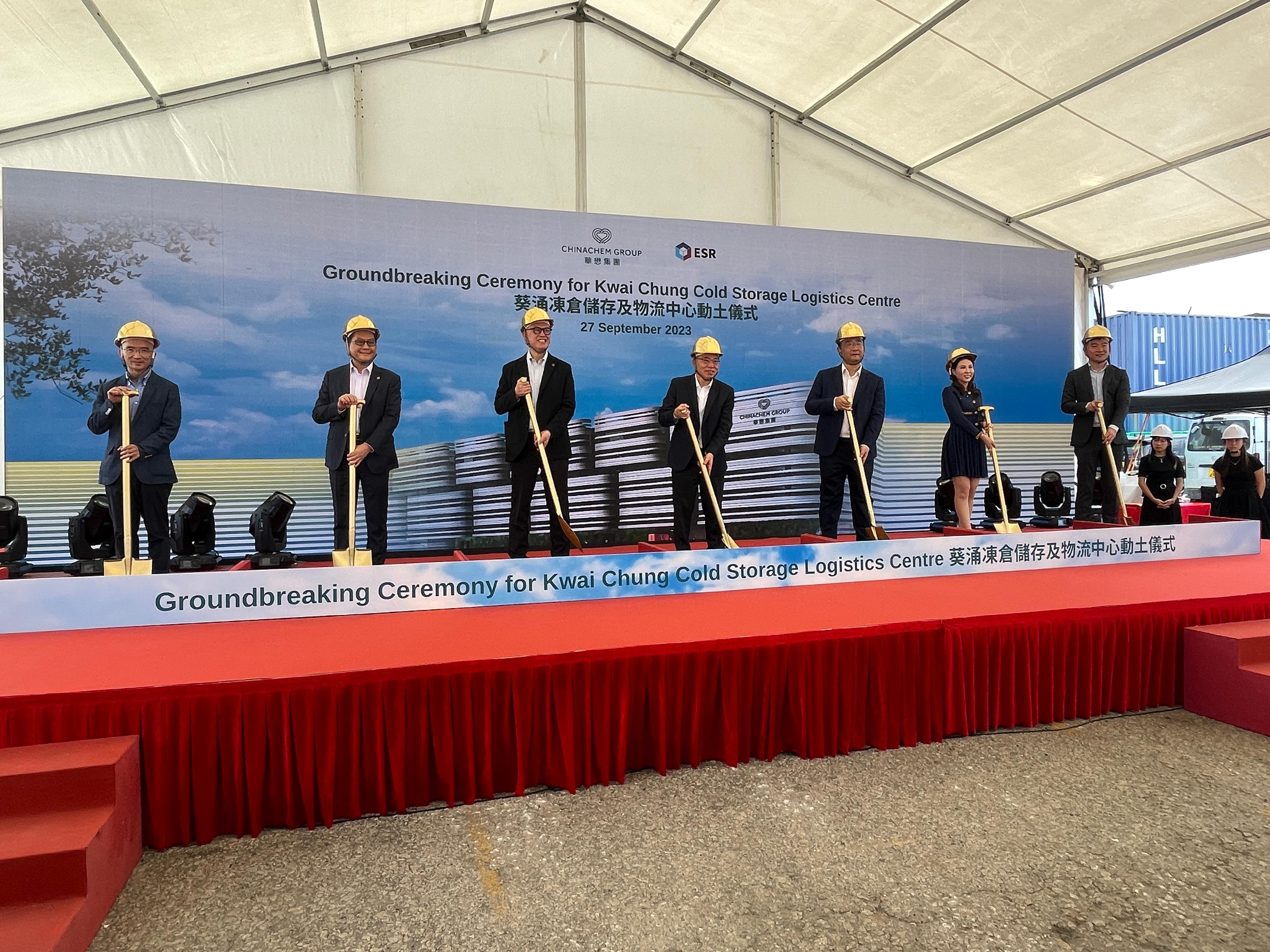 The Secretary for Transport and Logistics, Mr Lam Sai-hung, today (September 27) officiated at the Groundbreaking Ceremony for Kwai Chung Cold Storage Logistics Centre. Photo shows Mr Lam (centre); Co-founder and Co-CEO of ESR Group, Mr Jeffrey Shen (third right); Executive Director and CEO of Chinachem Group, Mr Donald Choi (third left); and other guests officiating at the Groundbreaking Ceremony.