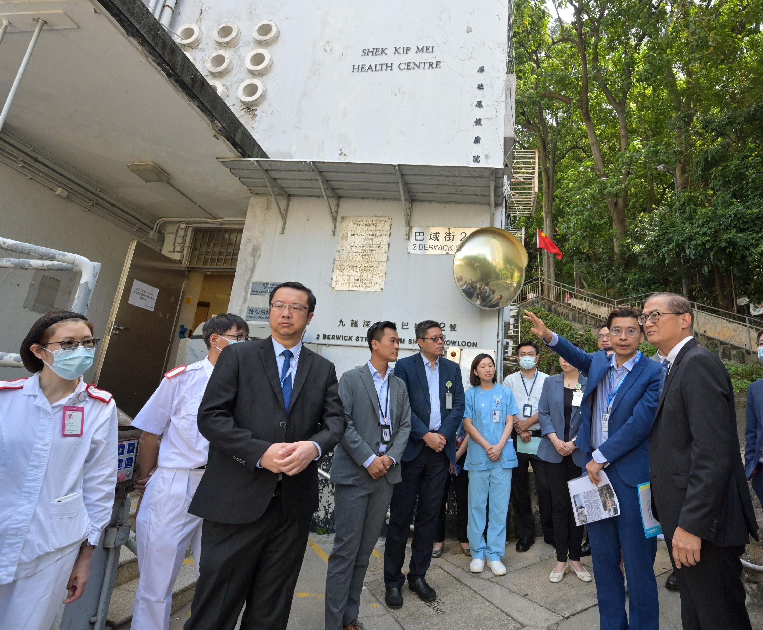 The Secretary for Health, Professor Lo Chung-mau, visited the Shek Kip Mei Health Centre and the temporary Shek Kip Mei General Out-patient Clinic this morning (September 27). Photos shows Professor Lo (first right) receiving an introduction on redevelopment details of the centre by staff members at the Shek Kip Mei Health Centre.