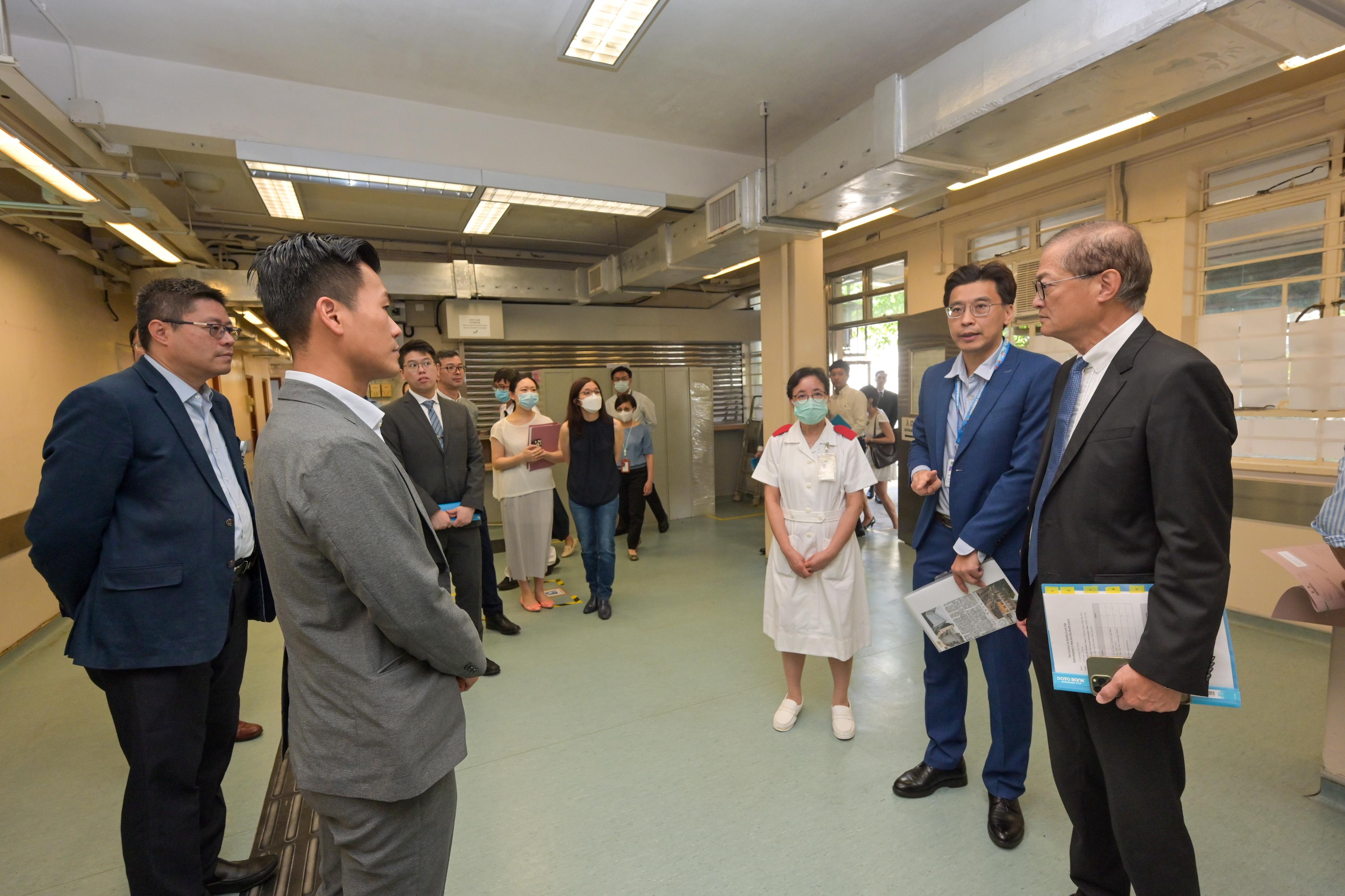 The Secretary for Health, Professor Lo Chung-mau, visited the Shek Kip Mei Health Centre and the temporary Shek Kip Mei General Out-patient Clinic this morning (September 27). Photos shows Professor Lo (first right) learning the redevelopment details at the Shek Kip Mei Health Centre.