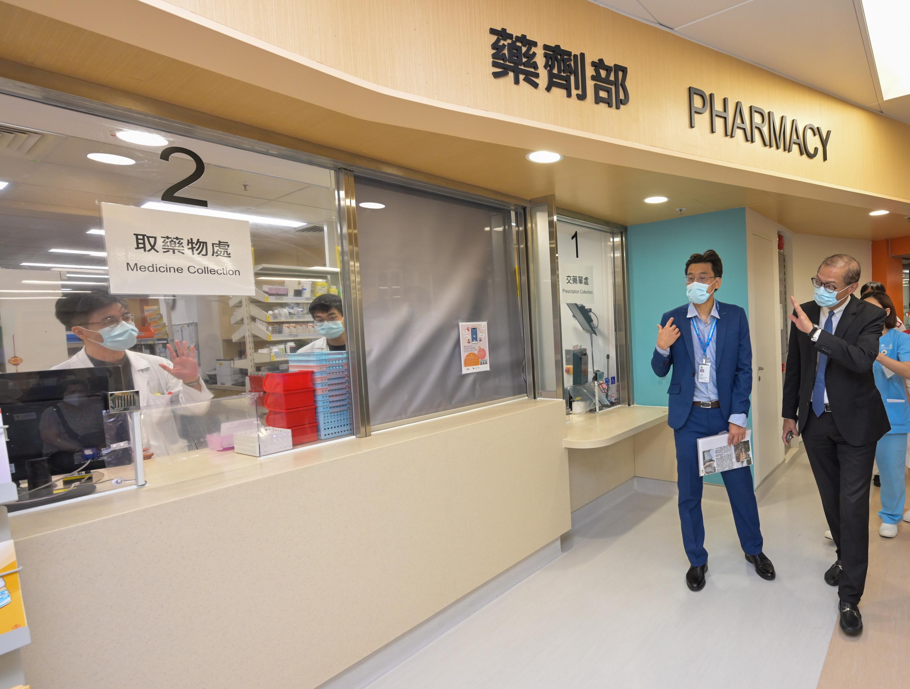 The Secretary for Health, Professor Lo Chung-mau, visited the Shek Kip Mei Health Centre and the temporary Shek Kip Mei General Out-patient Clinic this morning (September 27). Photos shows Professor Lo (first right) visiting the temporary Shek Kip Mei General Out-patient Clinic.