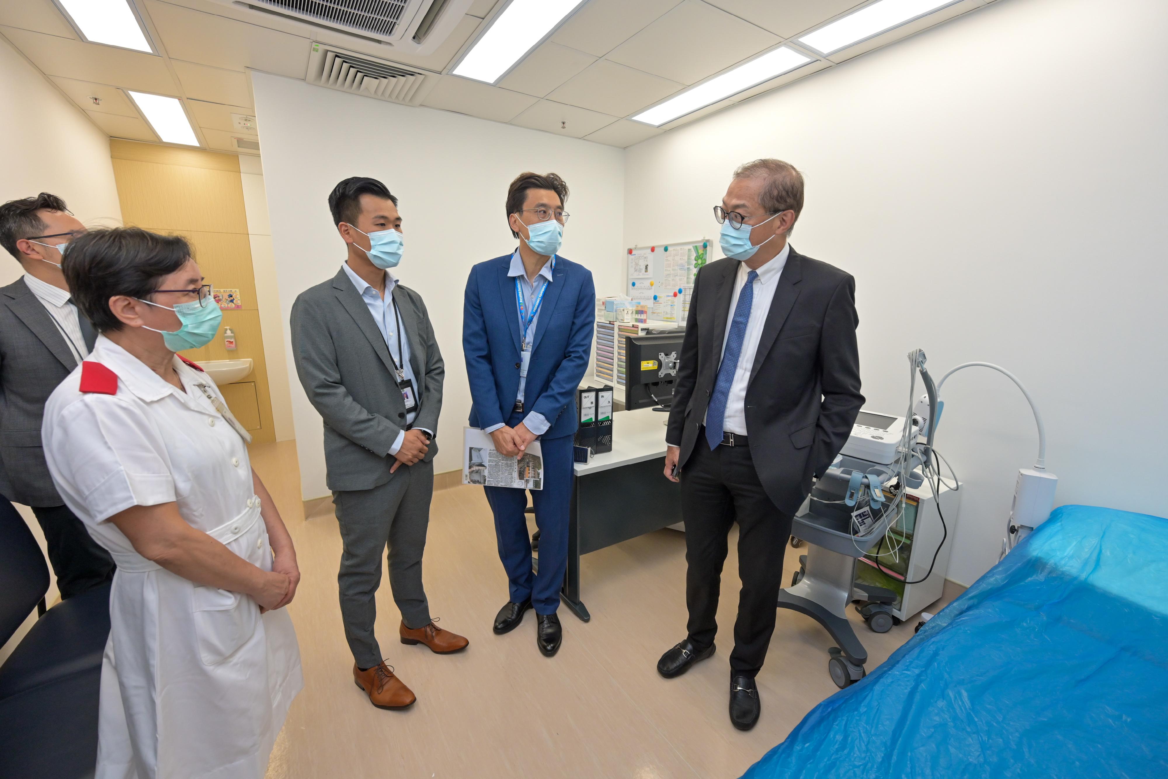 The Secretary for Health, Professor Lo Chung-mau, visited the Shek Kip Mei Health Centre and the temporary Shek Kip Mei General Out-patient Clinic this morning (September 27). Photos shows Professor Lo (first right) learning from staff members about the daily operation of the temporary Shek Kip Mei General Out-patient Clinic.