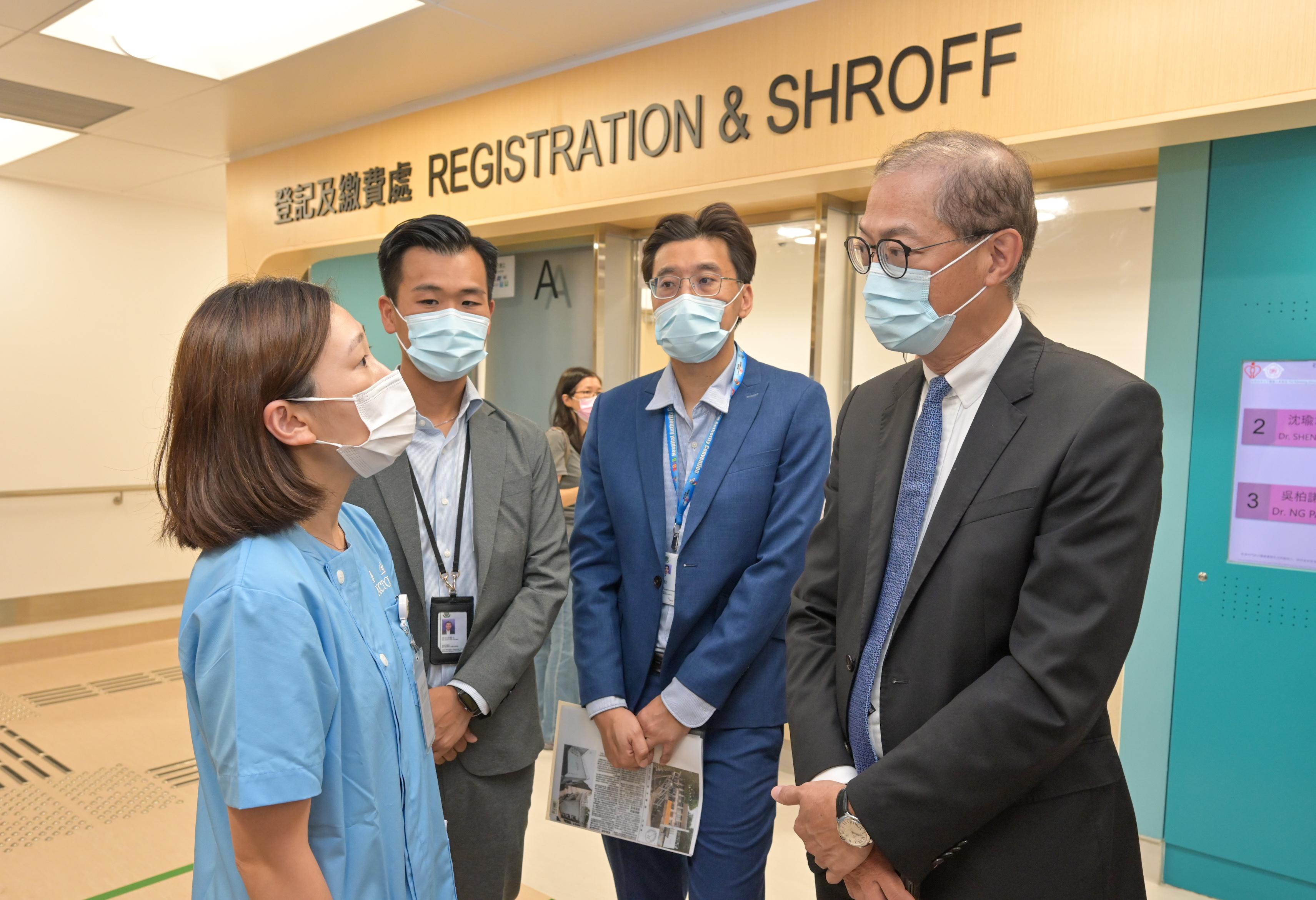 The Secretary for Health, Professor Lo Chung-mau, visited the Shek Kip Mei Health Centre and the temporary Shek Kip Mei General Out-patient Clinic this morning (September 27). Photos shows Professor Lo (first right) chatting with a frontline doctor at the temporary Shek Kip Mei General Out-patient Clinic to learn more about its operation.