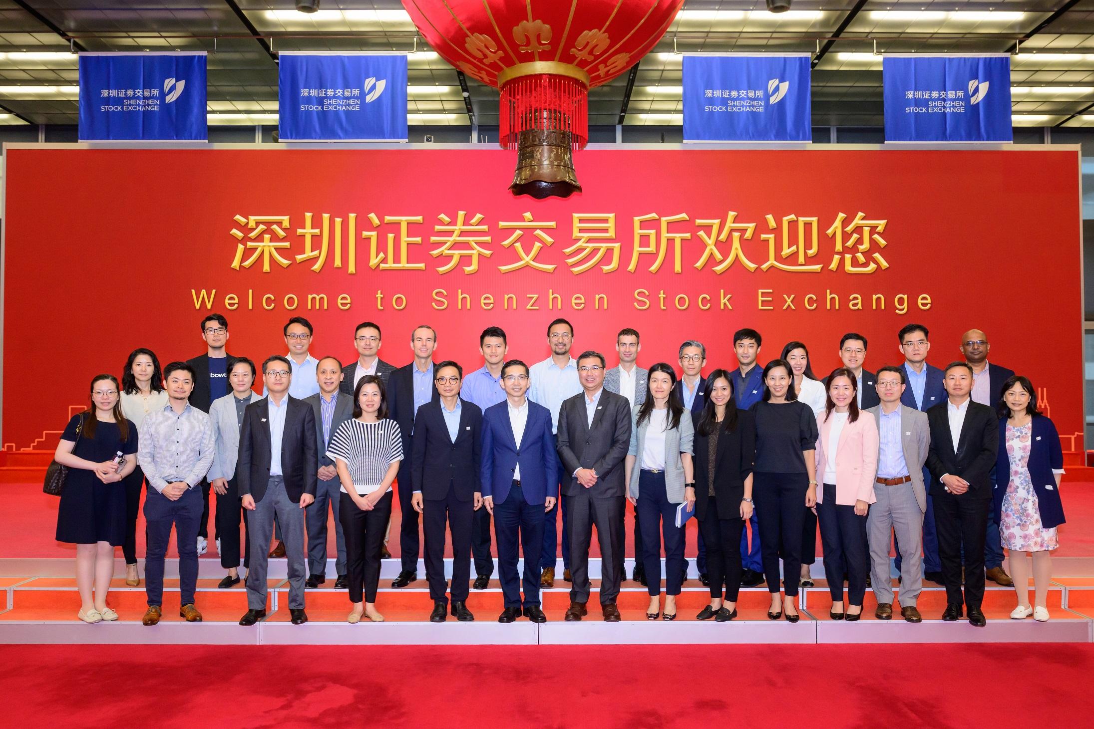 A delegation of participants of the Hong Kong Academy of Finance Financial Leaders Programme (FLP) completed the inaugural FLP field trip to Shenzhen from September 24 to 27. The FLP cohorts visit the Shenzhen Stock Exchange.