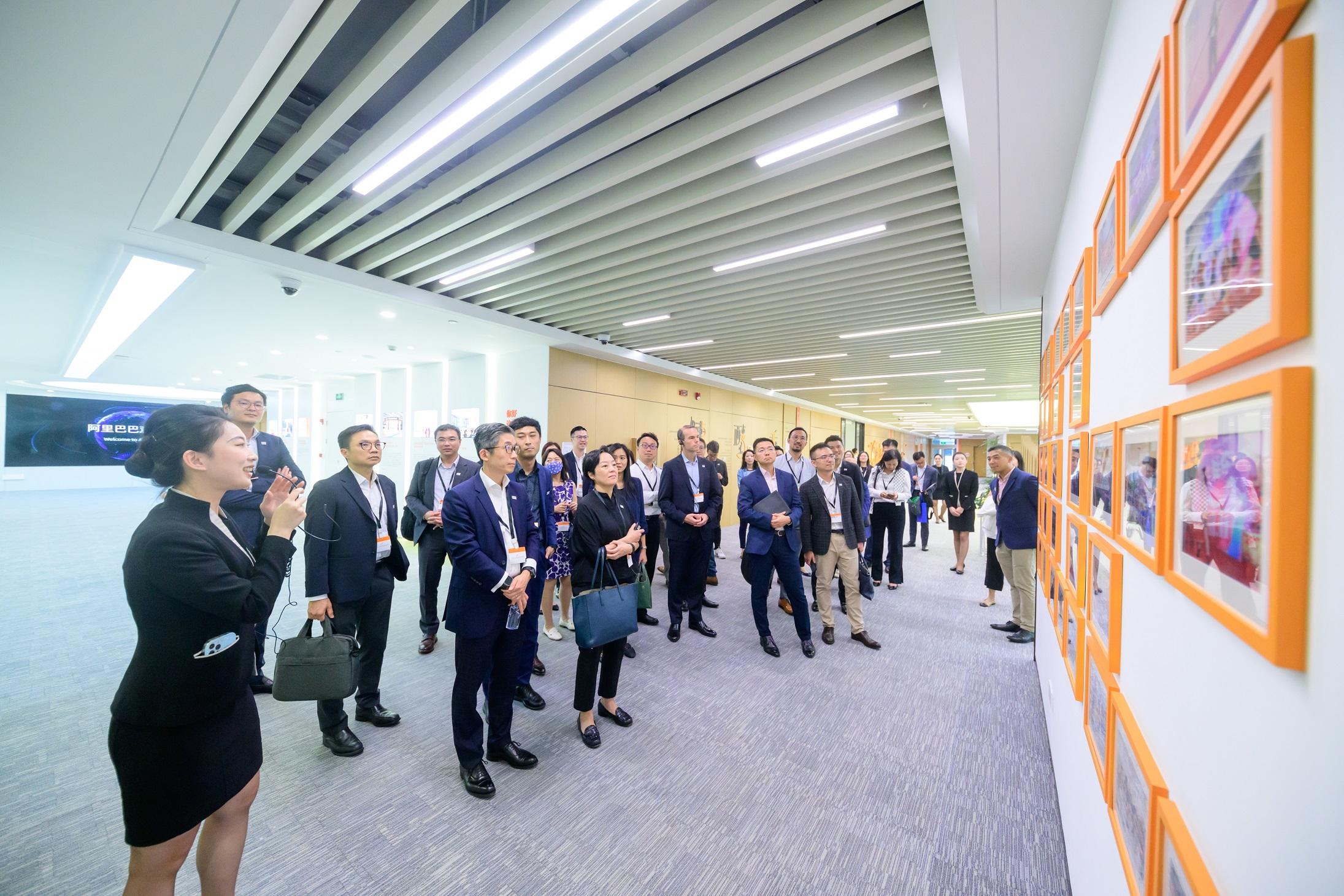 A delegation of participants of the Hong Kong Academy of Finance Financial Leaders Programme (FLP) completed the inaugural FLP field trip to Shenzhen from September 24 to 27. The FLP cohorts have immersive experiences in multiple showrooms during the field trip.