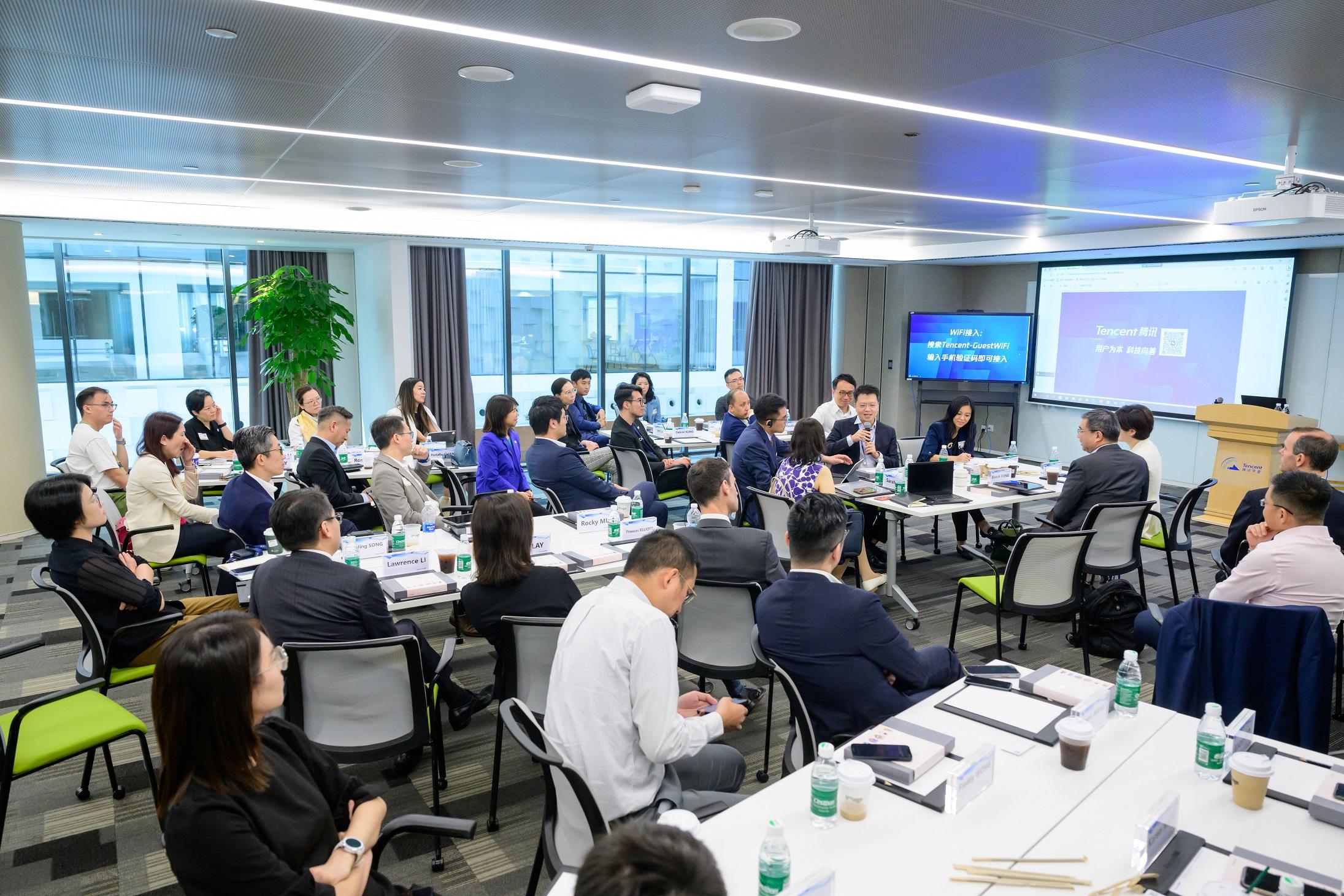 A delegation of participants of the Hong Kong Academy of Finance Financial Leaders Programme (FLP) completed the inaugural FLP field trip to Shenzhen from September 24 to 27. The FLP cohorts have face-to-face dialogues with senior executives from leading Fintech firms.