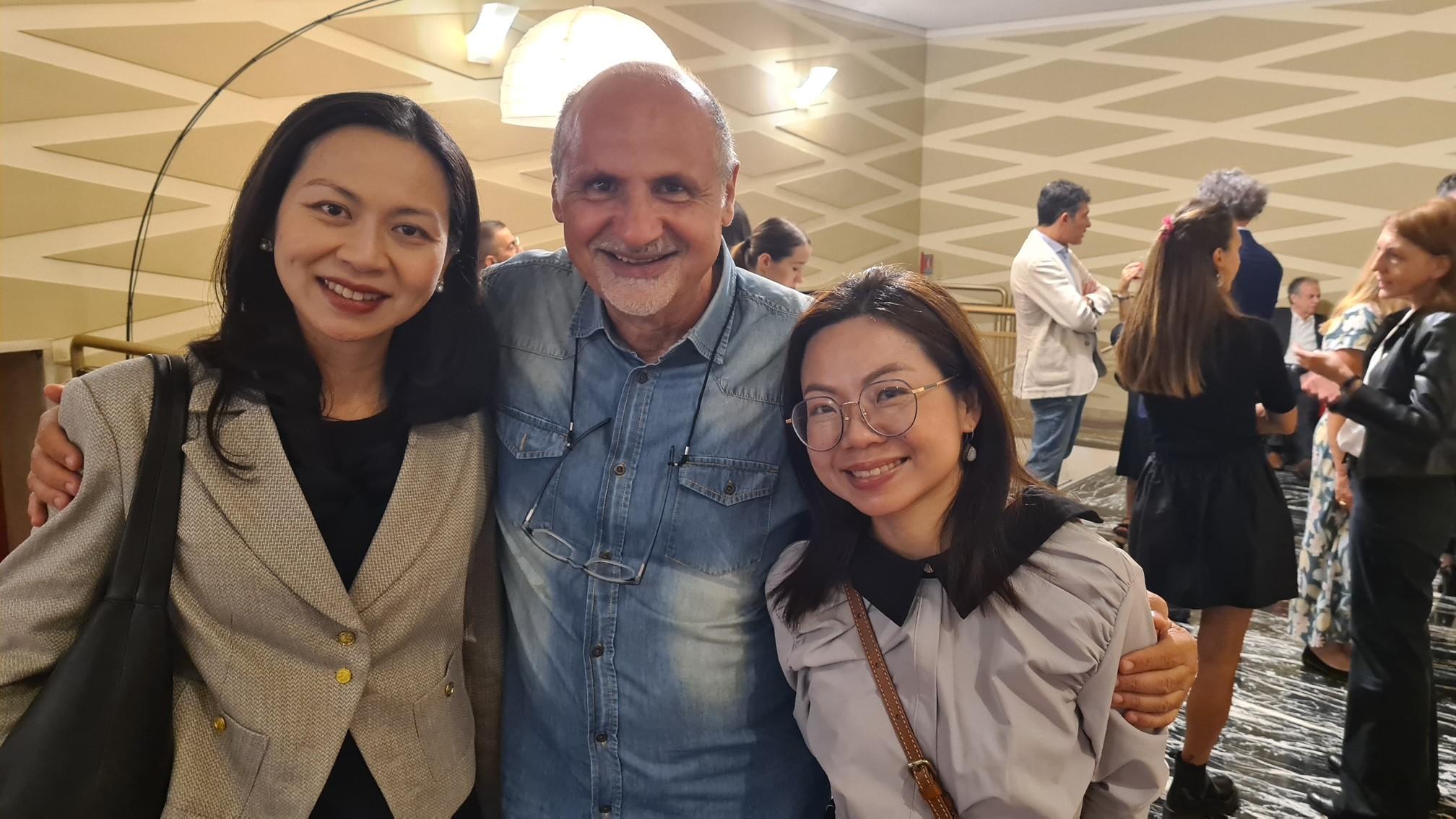 香港駐布魯塞爾經濟貿易辦事處副代表李詠璇（左）、薩蘭托國際電影節（SIFF）創辦人兼執行董事Gigi Campanile（中）及SIFF特邀嘉賓、電影《燈火闌珊》導演曾憲寧（右）九月二十七日（米蘭時間）出席在意大利米蘭舉行放映香港電影的特別活動。