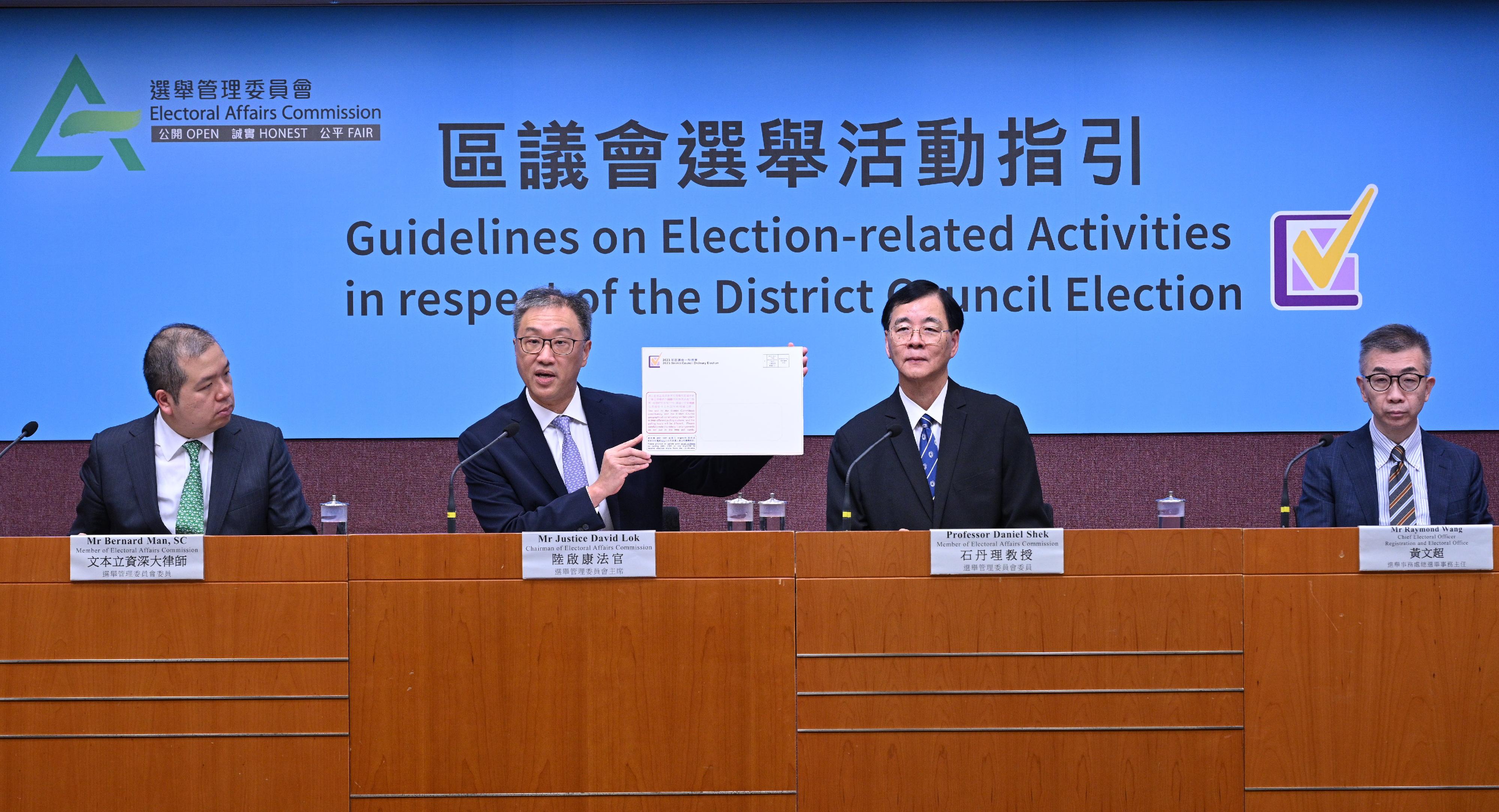 The Chairman of the Electoral Affairs Commission (EAC), Mr Justice David Lok, today (September 28) hosted the press conference on the Guidelines on Election-related Activities in respect of the District Council Election. Photo shows Mr Justice Lok (second left) showing a sample envelope for the poll cards issued by the Registration and Electoral Office to District Committees constituency (DCC) electors to remind them that the poll for the DCCs and the District Council geographical constituencies will take place in two different polling stations. Also present are EAC members Professor Daniel Shek (second right) and Mr Bernard Man, SC (first left), and the Chief Electoral Officer of the Registration and Electoral Office, Mr Raymond Wang (first right).