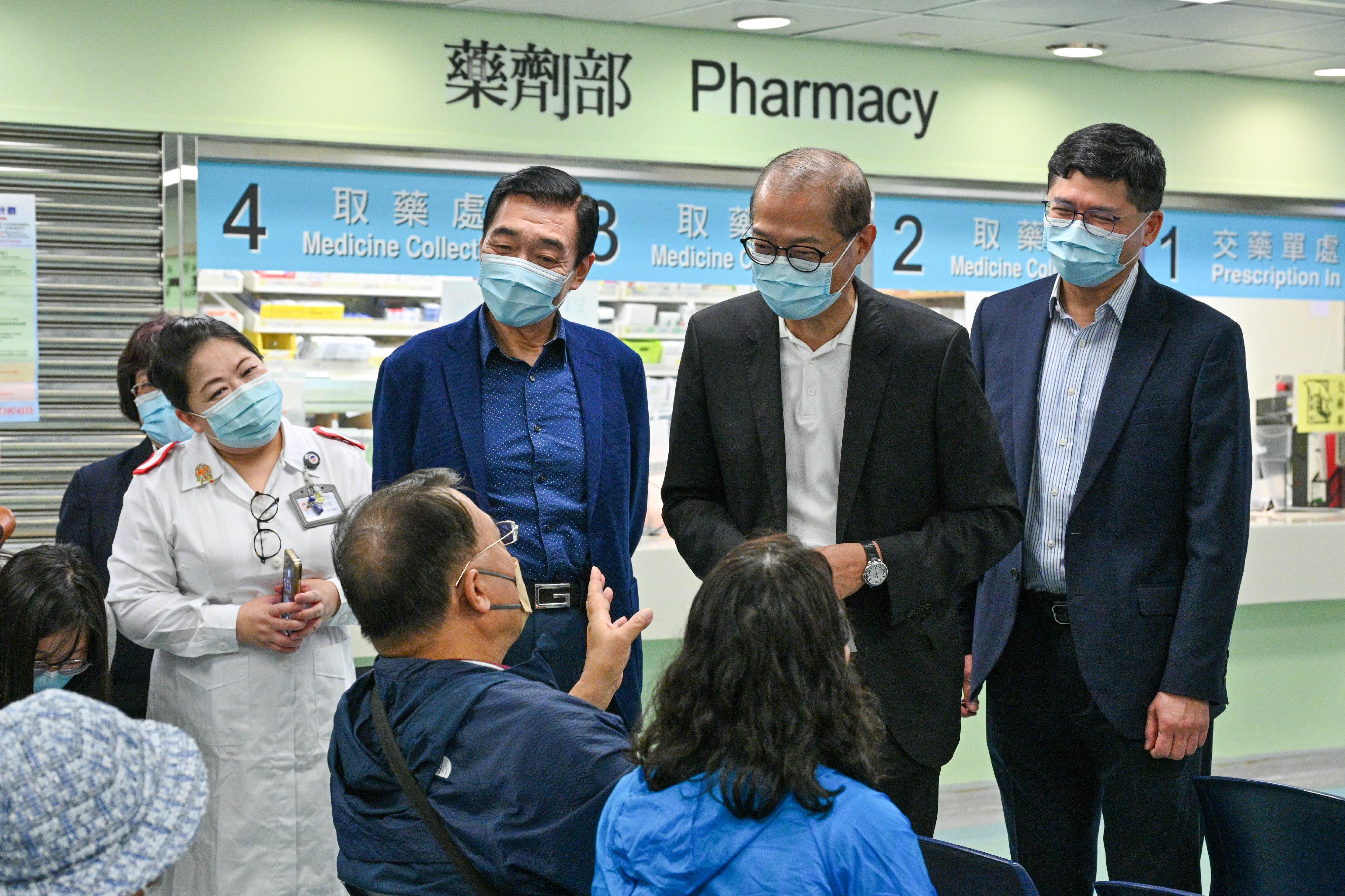The Secretary for Health, Professor Lo Chung-mau (second right); the Chairman of the Hospital Authority (HA), Mr Henry Fan (second left); and the Chief Executive of the HA, Dr Tony Ko (first right), chat with citizens before receiving the seasonal influenza vaccination at the Sai Wan Ho General Out-patient Clinic today (September 28).
