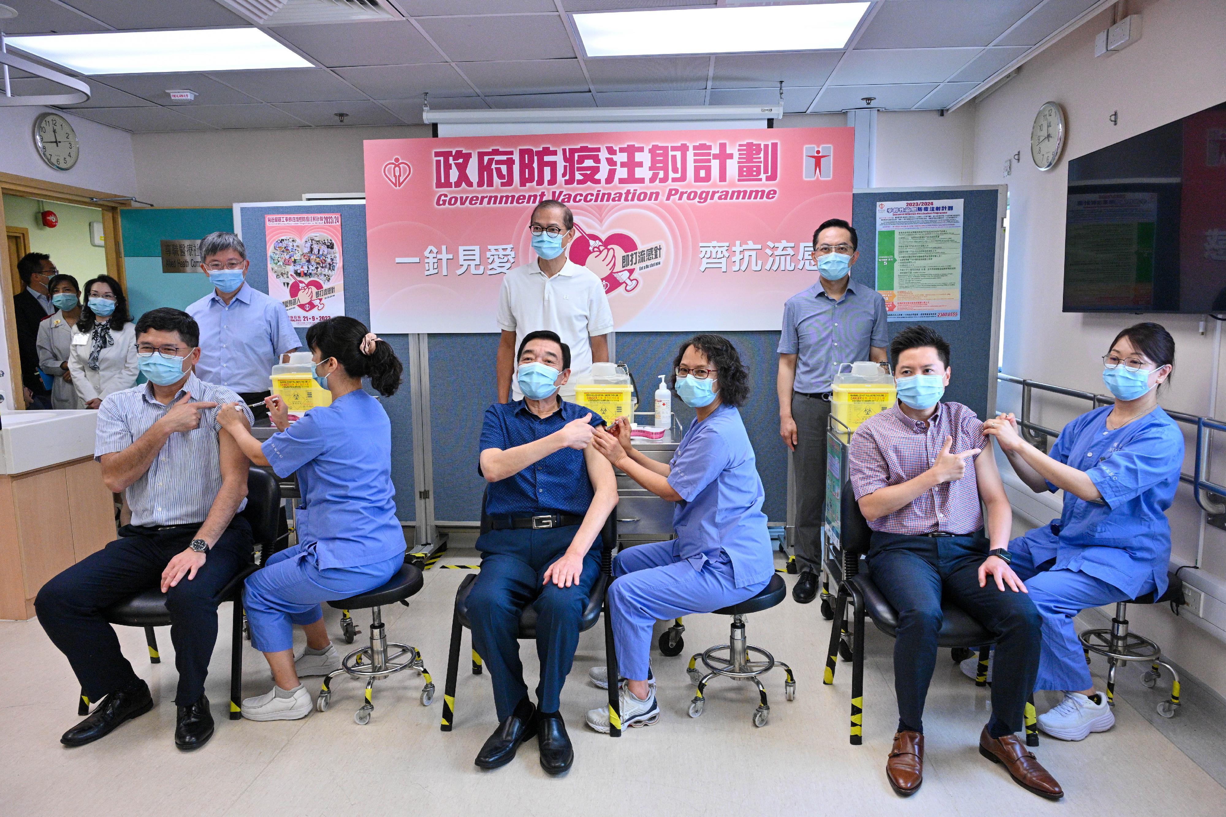 The Controller of the Centre for Health Protection of the Department of Health, Dr Edwin Tsui (front row, second right); the Chairman of the Hospital Authority (HA), Mr Henry Fan (front row, third left); and the Chief Executive of the HA, Dr Tony Ko (front row, first left), receive the seasonal influenza vaccination at the Sai Wan Ho General Out-patient Clinic today (September 28). Looking on are the Secretary for Health, Professor Lo Chung-mau (back row, centre); the Permanent Secretary for Health, Mr Thomas Chan (back row, left); and the Director of Health, Dr Ronald Lam (back row, right).
