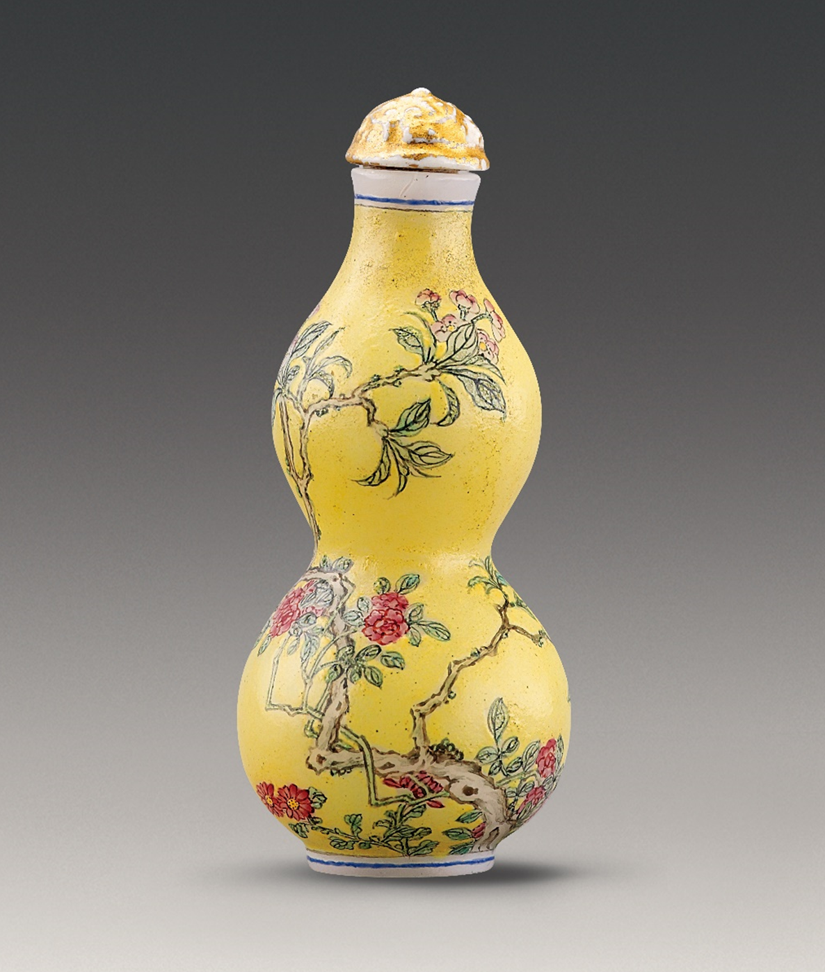 The Hong Kong Museum of Art today (September 28) announced that Christopher and Josephine Sin generously donated nearly 500 pieces of Chinese snuff bottles from the Fuyun Xuan Collection of Chinese Snuff Bottles for the museum's permanent collection. Picture shows the newly donated double-gourd-shaped glass snuff bottle with floral design in painted enamels on yellow ground. This particular snuff bottle, which Mr Sin insisted on acquiring even in his final days, showcases his deep fascination with snuff bottles.
