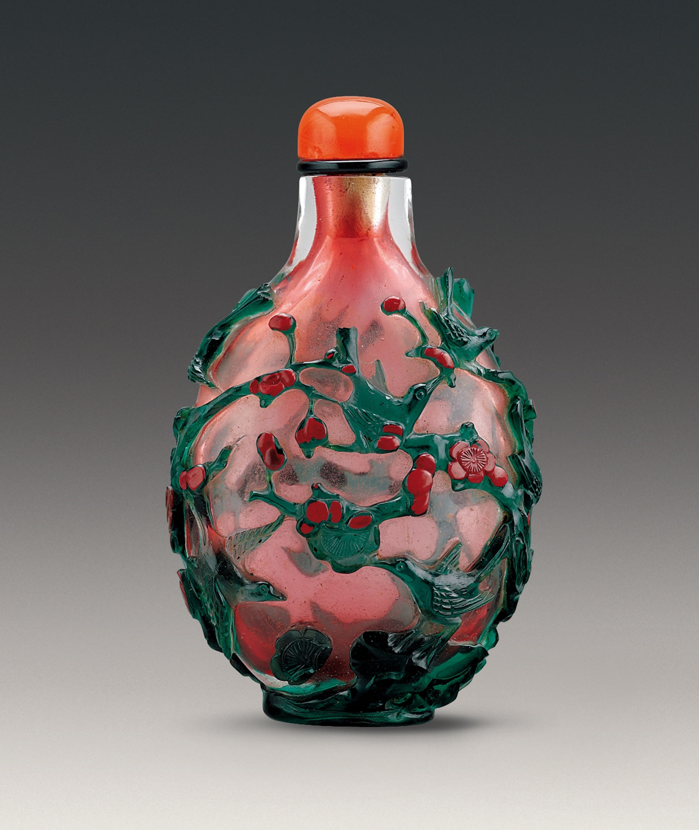 The Hong Kong Museum of Art today (September 28) announced that Christopher and Josephine Sin generously donated nearly 500 pieces of Chinese snuff bottles from the Fuyun Xuan Collection of Chinese Snuff Bottles for the museum's permanent collection. Picture shows the newly donated glass snuff bottle carved with magpies and plums design in double overlay on light rouge ground. Overlay glass was an original creation of the Qing court.
