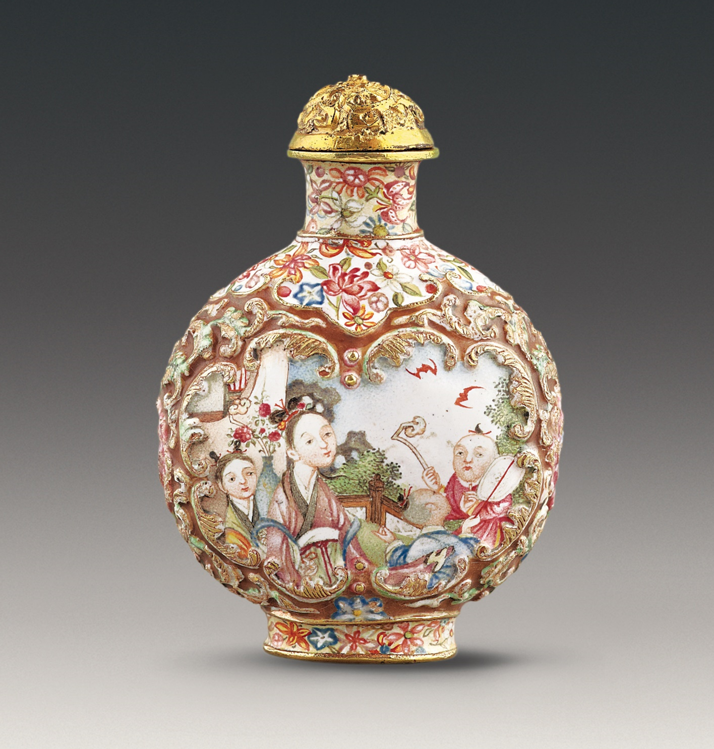 The Hong Kong Museum of Art today (September 28) announced that Christopher and Josephine Sin generously donated nearly 500 pieces of Chinese snuff bottles from the Fuyun Xuan Collection of Chinese Snuff Bottles for the museum's permanent collection. Picture shows the newly donated gold snuff bottle with scene of mother and children in painted enamels. With precious gold as its body, this bottle is rare among painted enamel metalware. 
