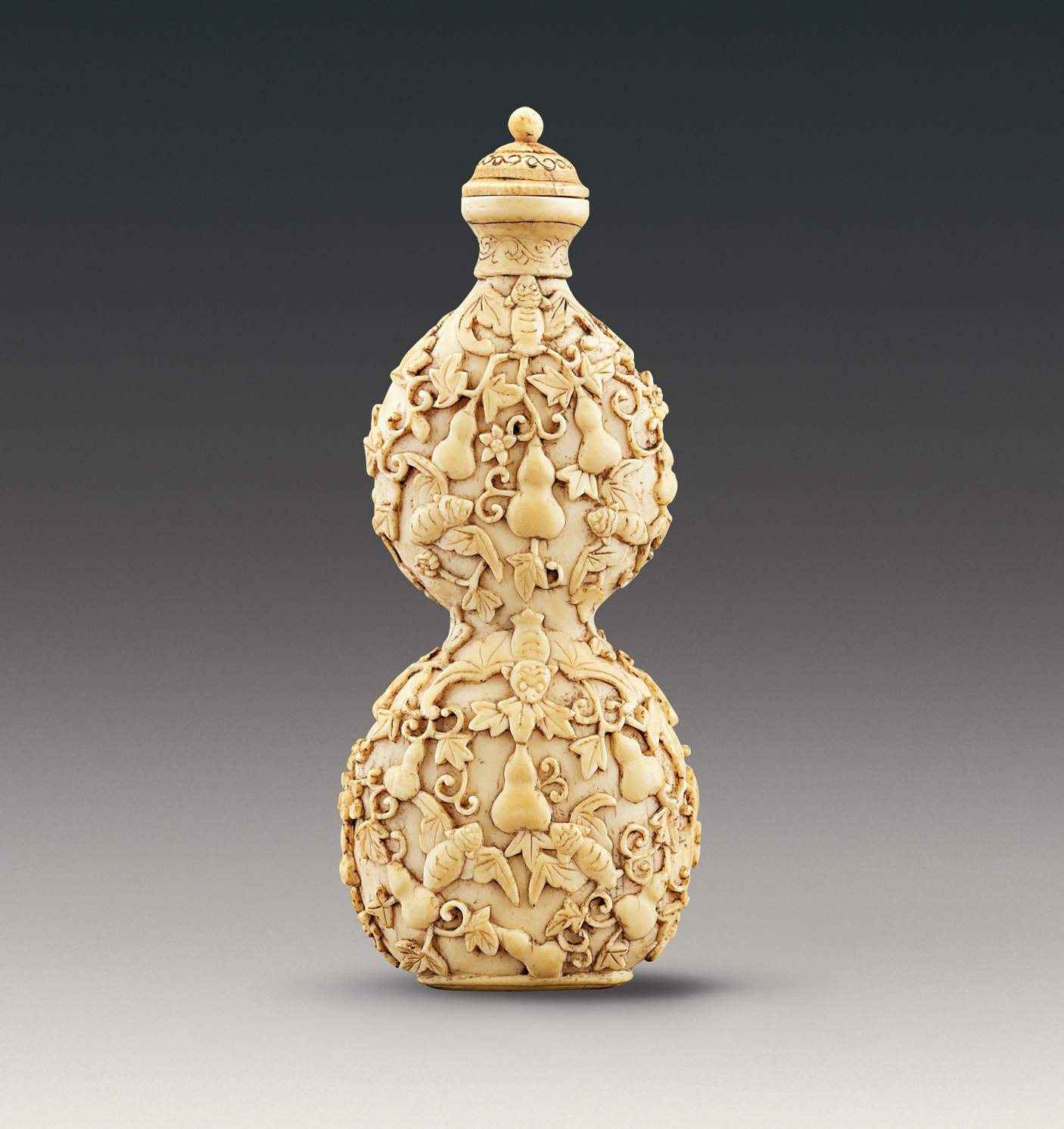 The Hong Kong Museum of Art today (September 28) announced that Christopher and Josephine Sin generously donated nearly 500 pieces of Chinese snuff bottles from the Fuyun Xuan Collection of Chinese Snuff Bottles for the museum's permanent collection. Picture shows the newly donated double-gourd-shaped ivory snuff bottle carved with gourds design. This bottle is carved from ivory in the form of a thin gourd. This miniature bottle is carved in low relief with nearly 40 gourds and bats patterns, demonstrating exceptional craftmanship.