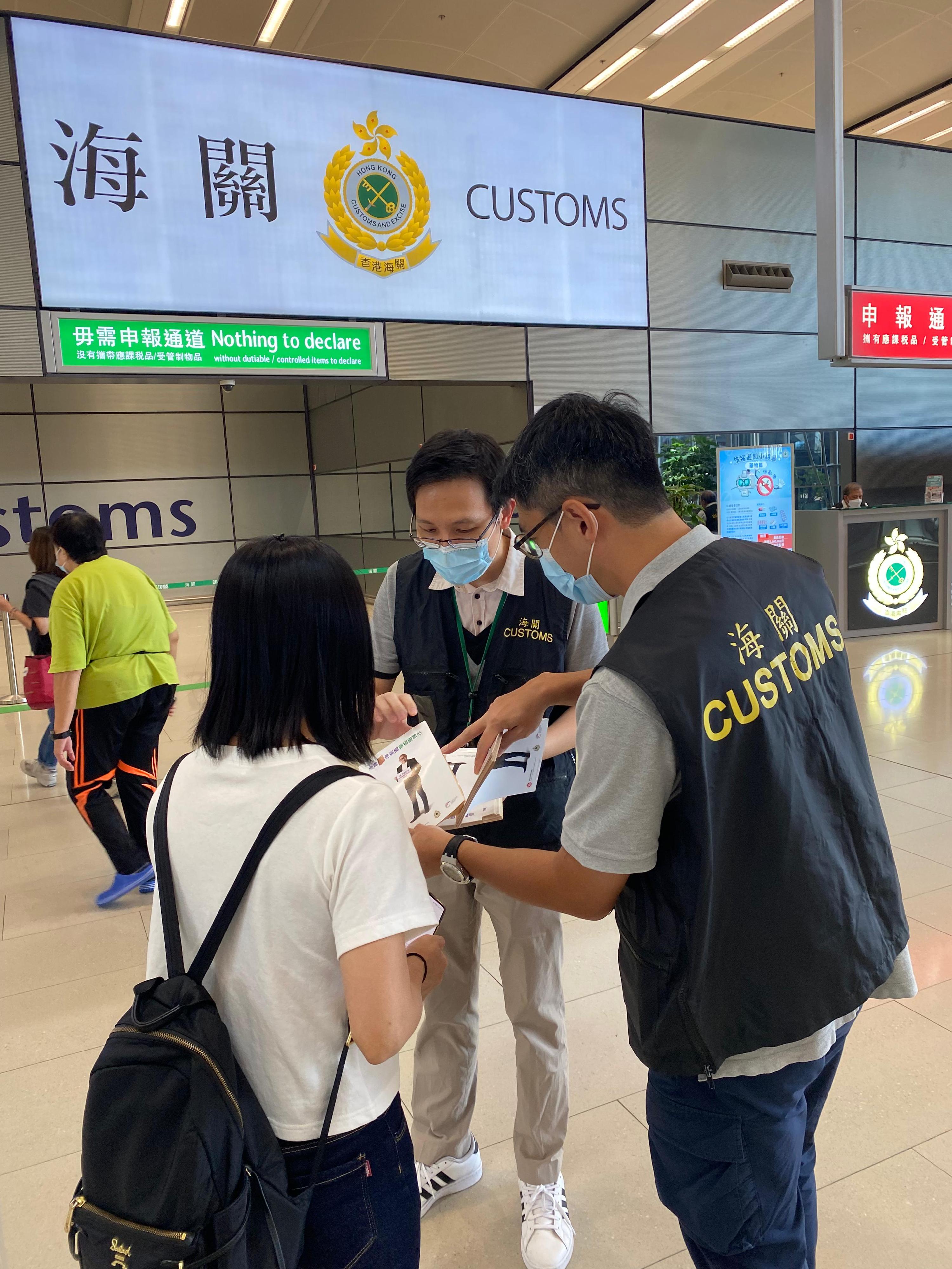 Hong Kong Customs launched an operation today (September 28) to step up patrols during the National Day Golden Week period at popular shopping spots in various districts and to remind traders to comply with the requirements of the Trade Descriptions Ordinance, with a view to safeguarding rights of local consumers and visitors. Photo shows Customs officers distributing pamphlets at the Hong Kong-Zhuhai-Macao Bridge Hong Kong Port.

