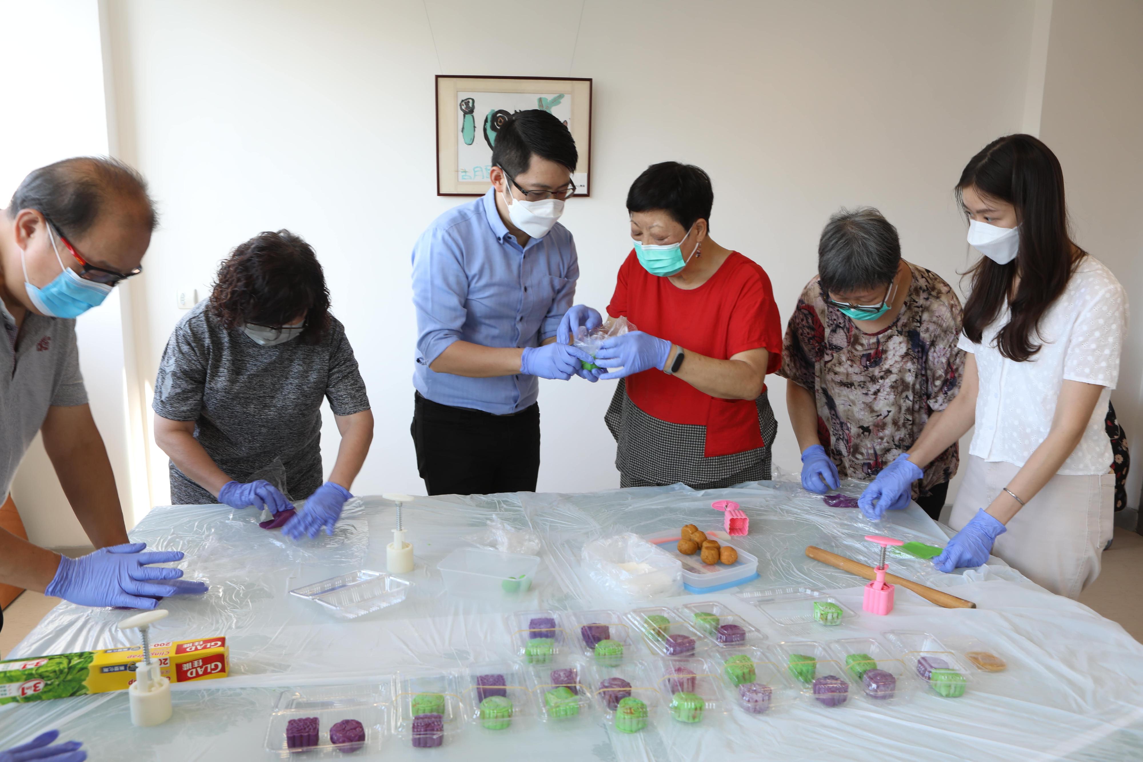Mid-Autumn Festival celebration activities are arranged by various clusters of the Hospital Authority. The Patient Resources Centre of Tuen Mun Hospital arranges the patient group, "Sweet Buddies", and diabetes patients to gather and make healthy mooncakes.