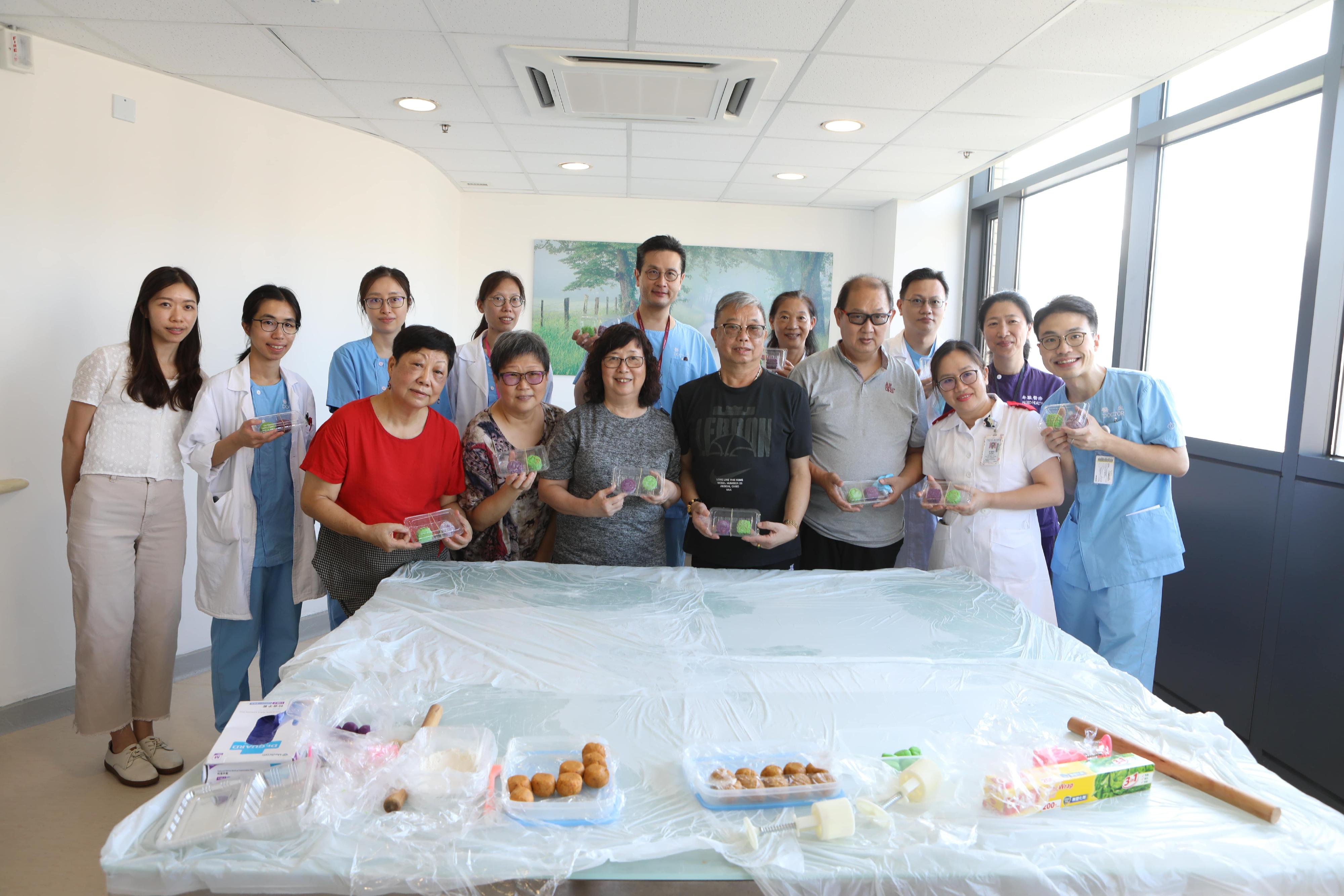 Mid-Autumn Festival celebration activities are arranged by various clusters of the Hospital Authority. Participants of the "Sweet Buddies" patient group  and hospital staff, taste specially made healthy mooncakes to celebrate the festival together. 