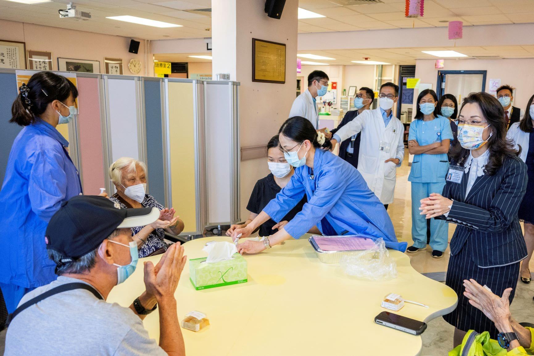 Mid-Autumn Festival celebration activities are arranged by various clusters of the Hospital Authority. As the Mid-Autumn Festival approaches, Hong Kong East Cluster staff distribute "soft mooncakes" to patients so as to share joy and help create a festive atmosphere.