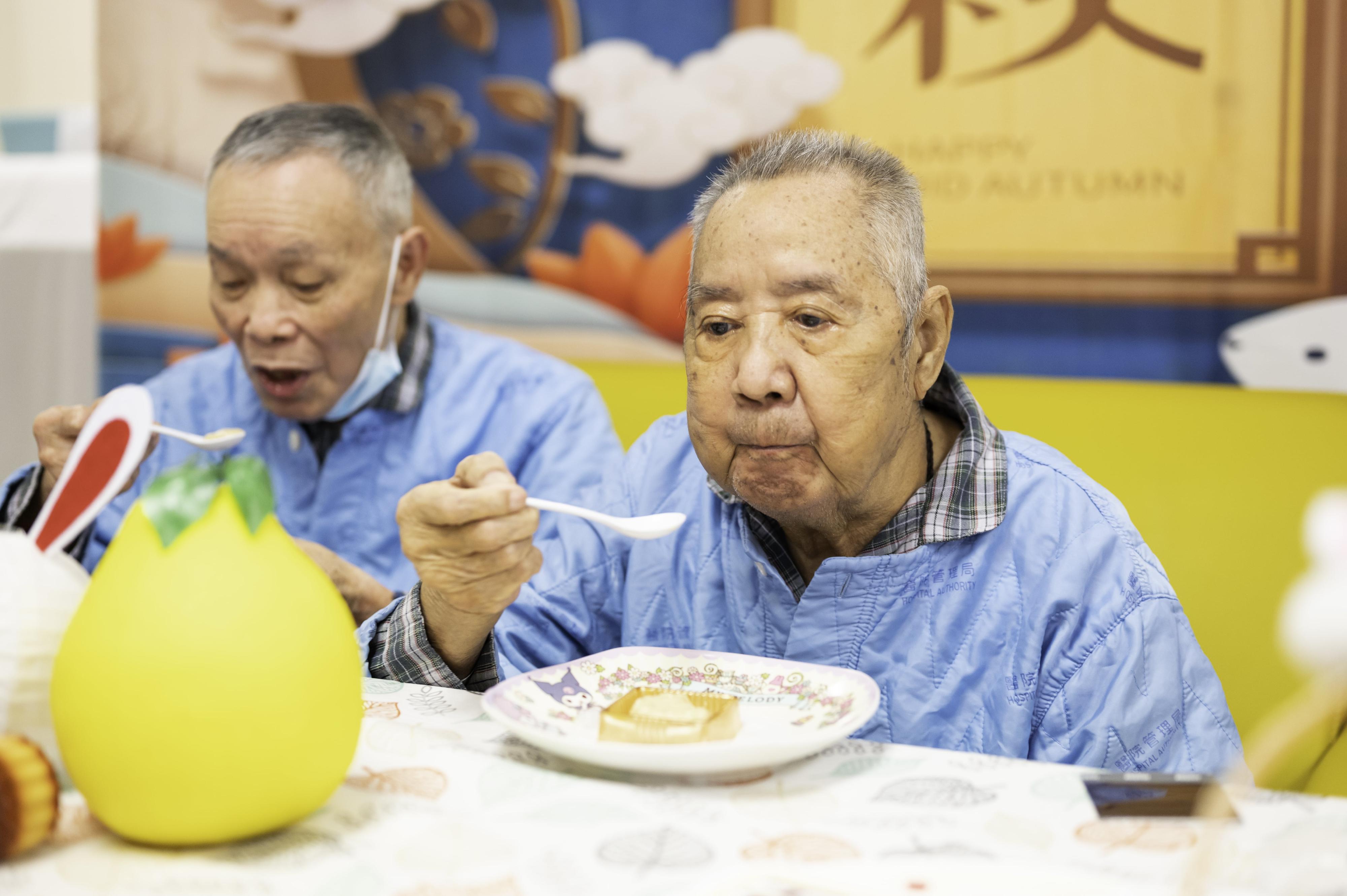 Mid-Autumn Festival celebration activities are arranged by various clusters of the Hospital Authority. "Soft mooncakes" are made from traditional mooncakes, processed with soft meal enzyme gallant and water. The texture of the mooncakes becomes smooth enough for patients with dysphagia to consume with ease.