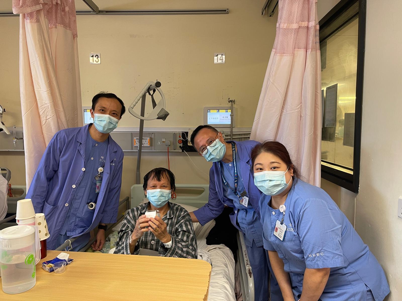 Mid-Autumn Festival celebration activities are arranged by various clusters of the Hospital Authority. After patients taste "soft mooncakes", they smile and say it smells so good and that the taste resembles traditional mooncakes with egg yolk and lotus seed paste.