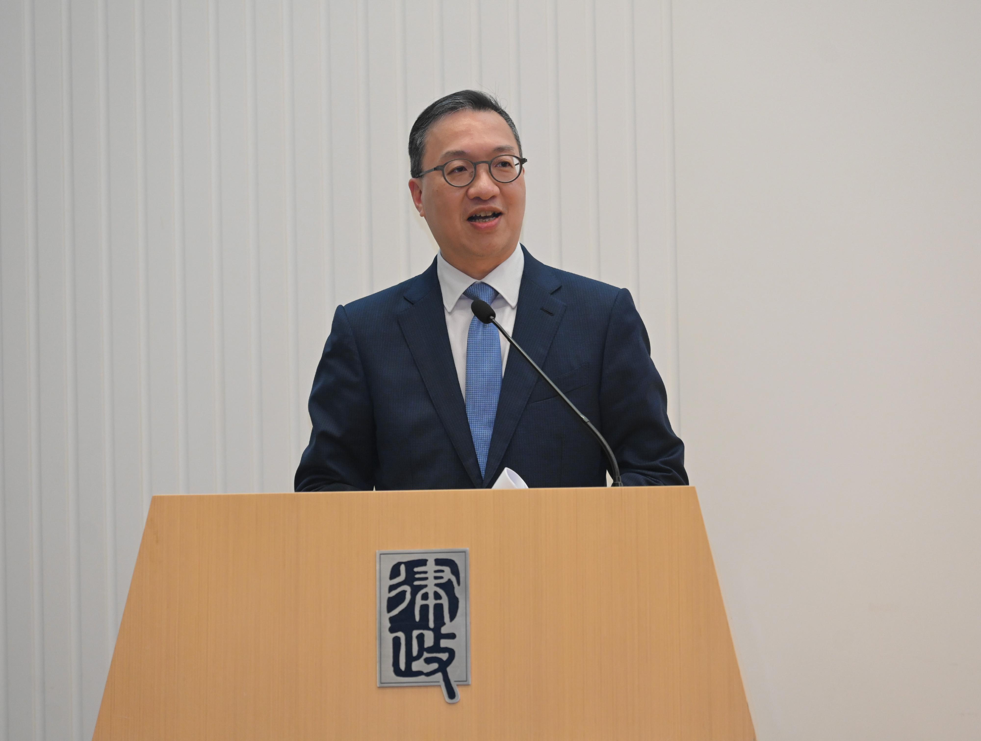 The Secretary for Justice, Mr Paul Lam, SC, delivers a speech at the prize presentation ceremony of the Law Drafting Competition 2023 today (September 28).
