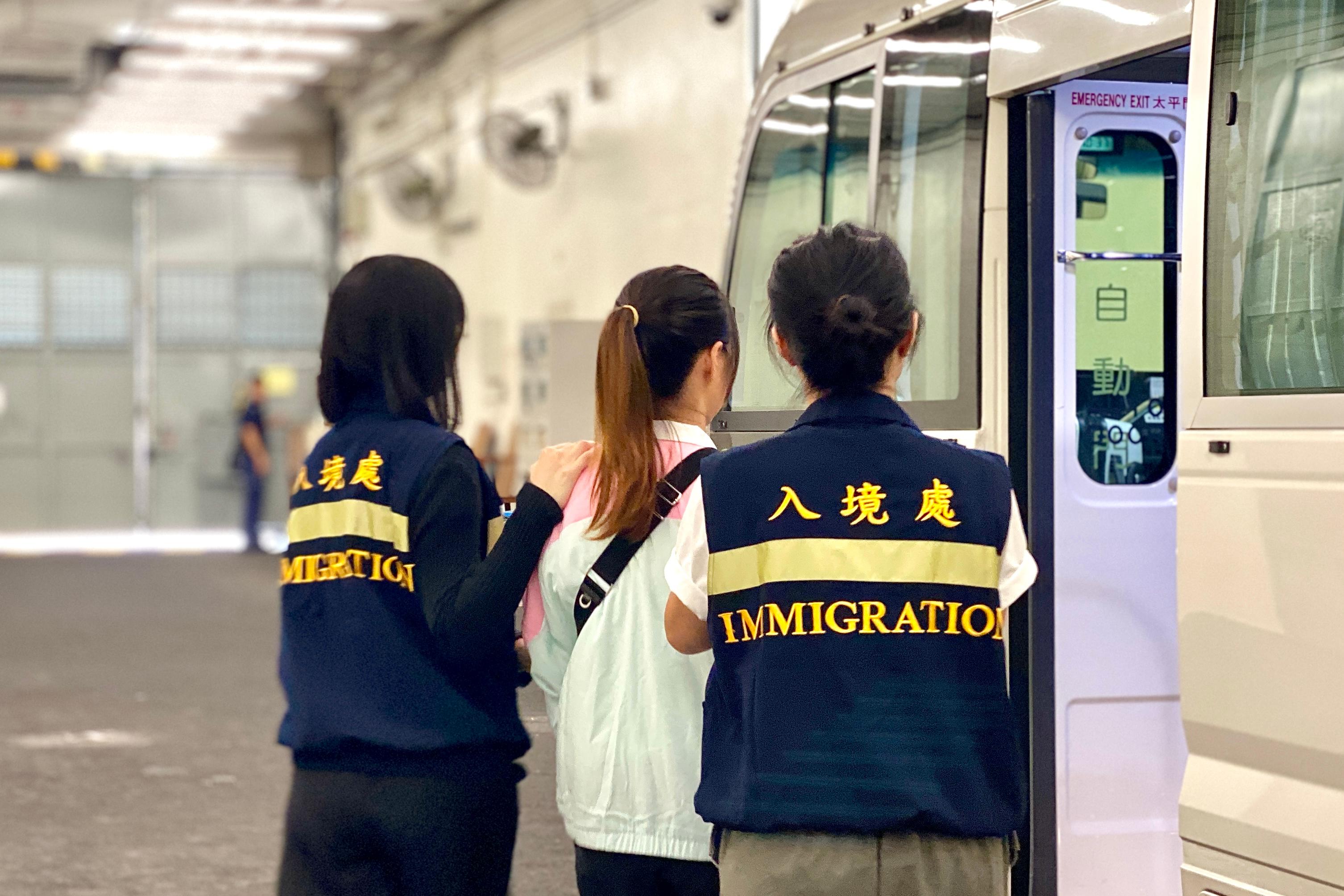 The Immigration Department (ImmD) carried out a repatriation operation today (September 28). A total of 23 Vietnamese illegal immigrants were repatriated to Vietnam. Photo shows removees being escorted by ImmD officers to proceed from the detention place to the airport.