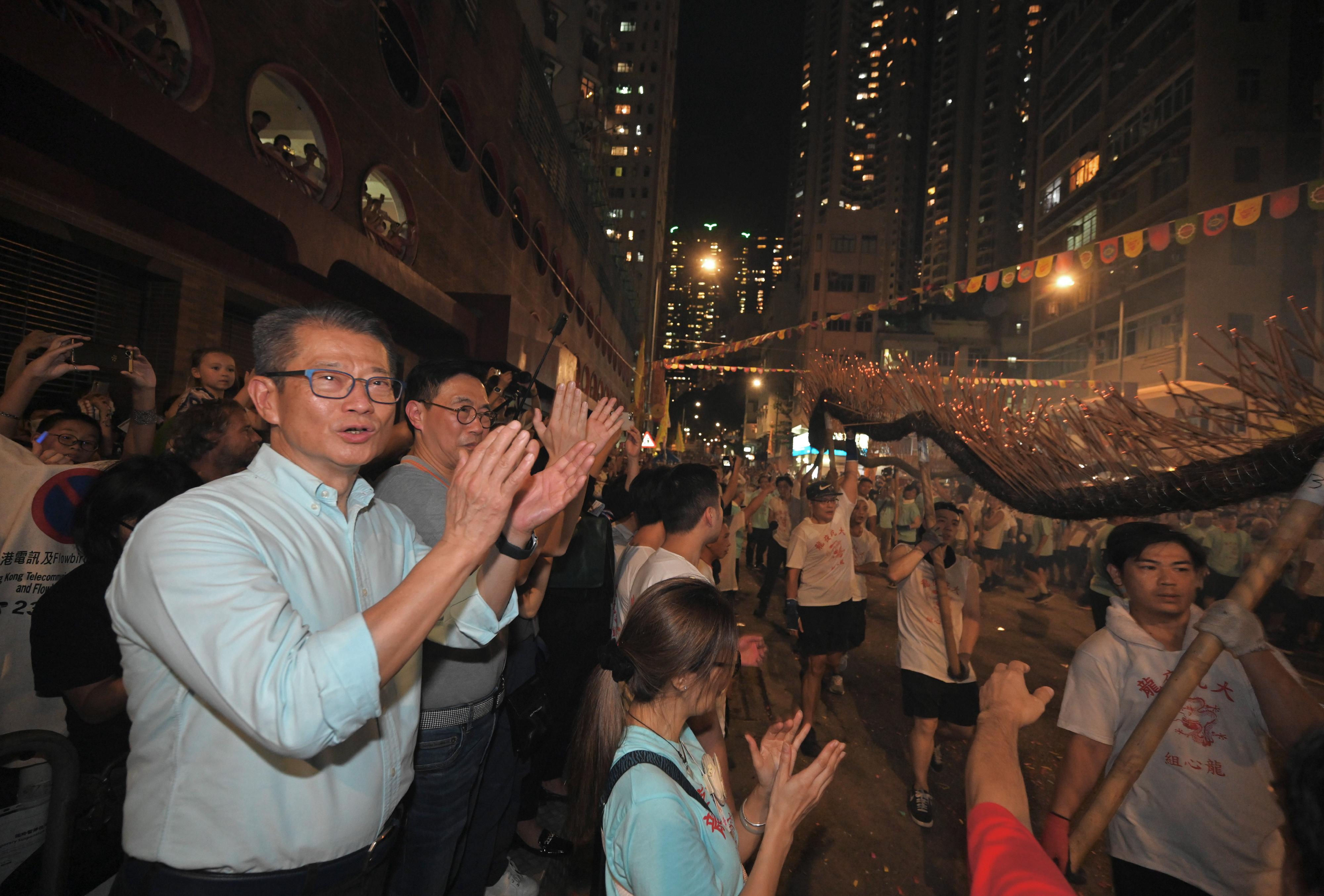 財政司司長陳茂波今日（九月二十九日）晚上出席大坑舞火龍2023。圖示陳茂波（左一）觀賞舞火龍巡遊。