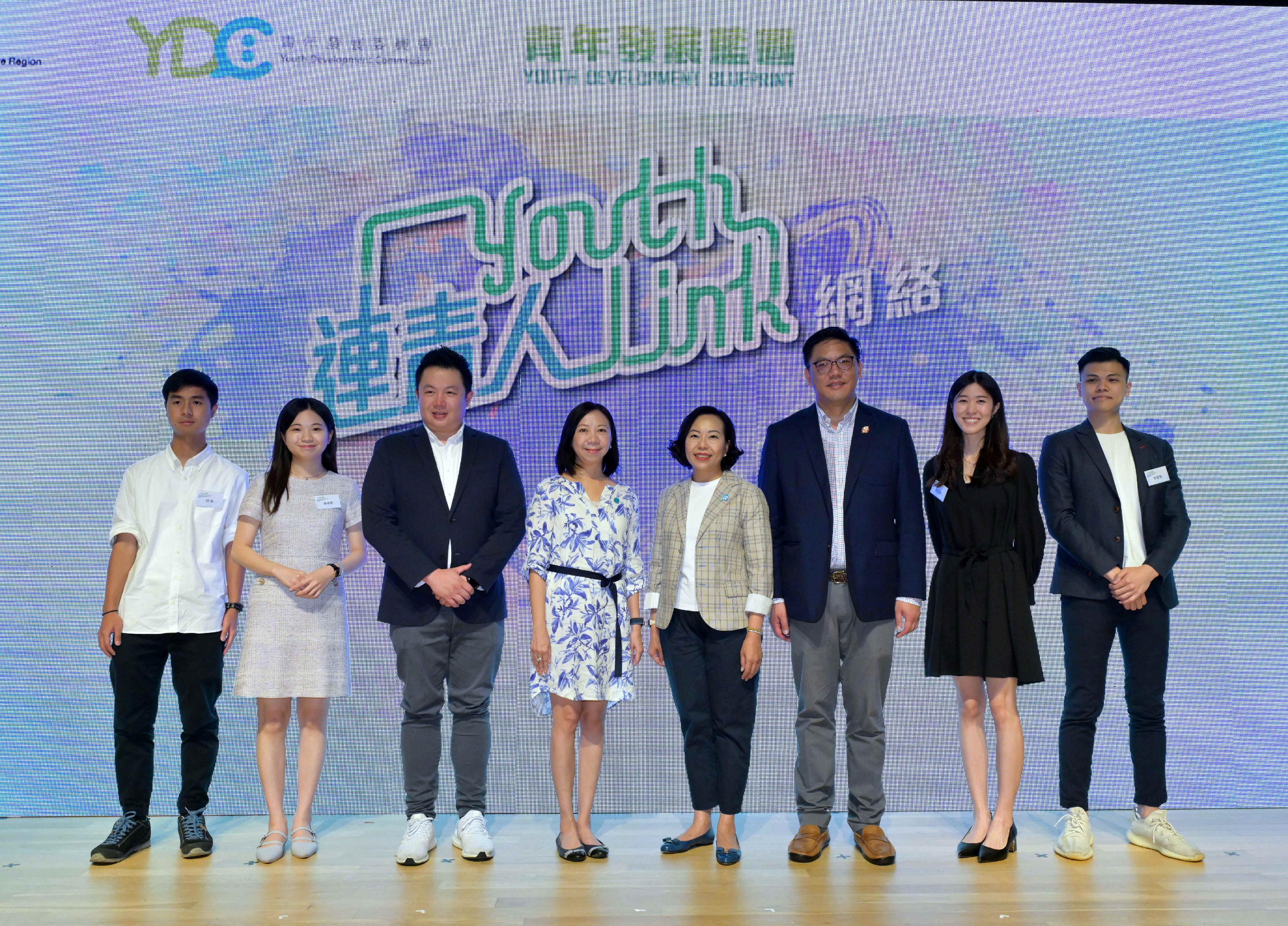 The kick-off ceremony of the Youth Link was held today (September 30). Photo shows the Secretary for Home and Youth Affairs, Miss Alice Mak (fourth right); the Permanent Secretary for Home and Youth Affairs, Ms Shirley Lam (fourth left); the Under Secretary for Home and Youth Affairs, Mr Clarence Leung (third right); the Vice-Chairman of the Youth Development Commission, Mr Kenneth Leung (third left), and youth representatives at the kick-off ceremony. 