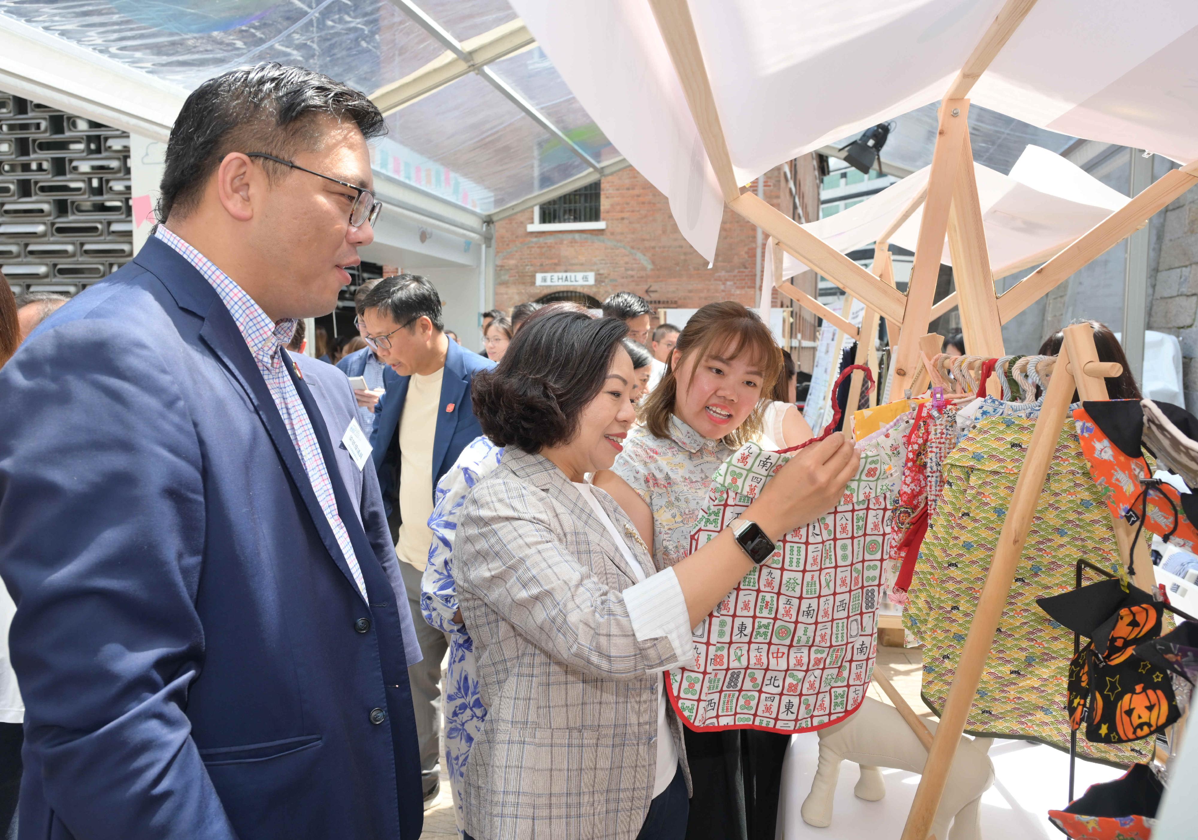 The Secretary for Home and Youth Affairs, Miss Alice Mak (centre), and the Under Secretary for Home and Youth Affairs, Mr Clarence Leung (left), visited the Youth Programmes Highlights cum Entrepreneur Bazaar today (September 30).