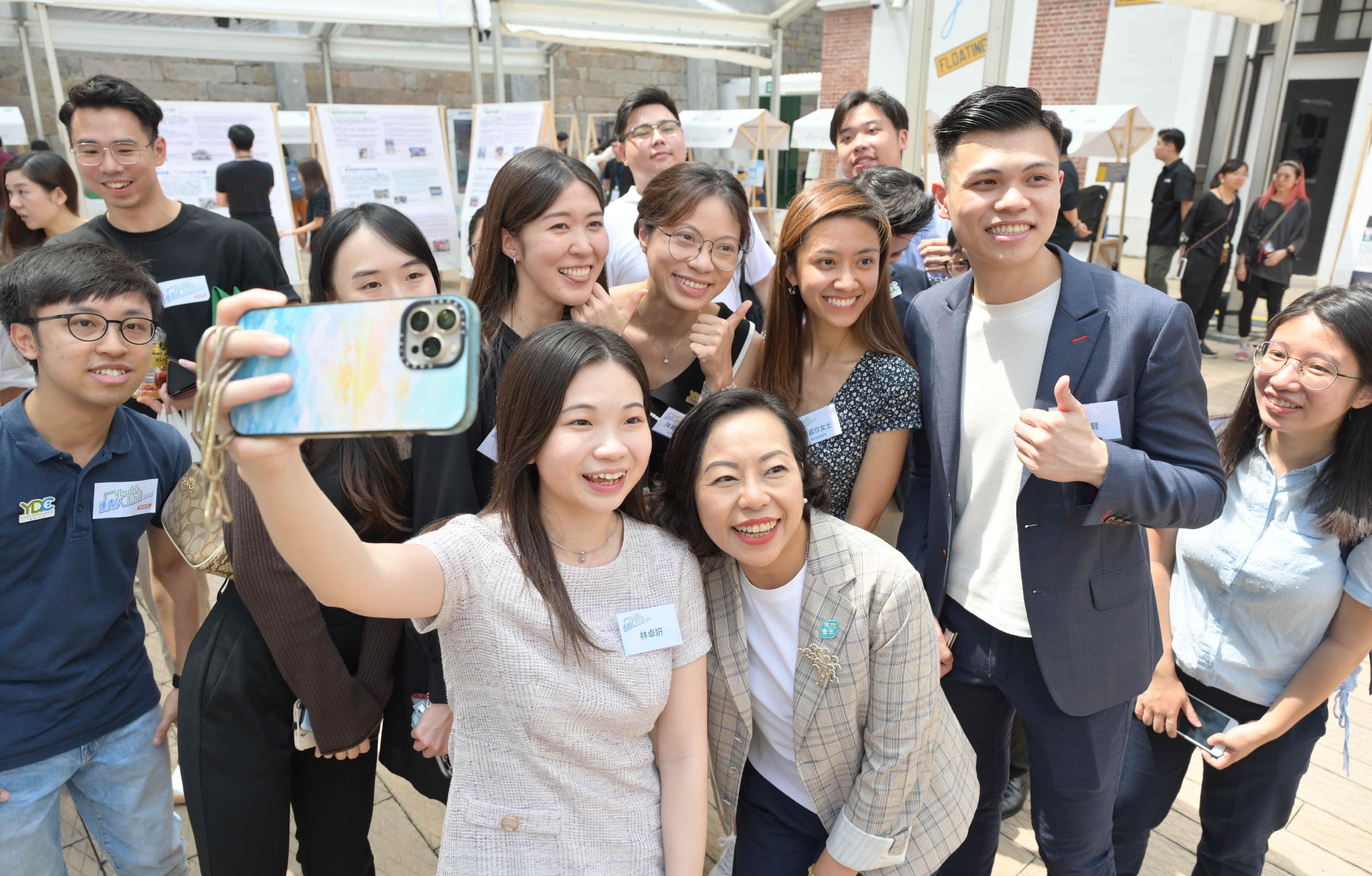The Youth Programmes Highlights cum Entrepreneur Bazaar was held today (September 30). Photo shows the Secretary for Home and Youth Affairs, Miss Alice Mak (front row, first right), pictured with youth representatives.