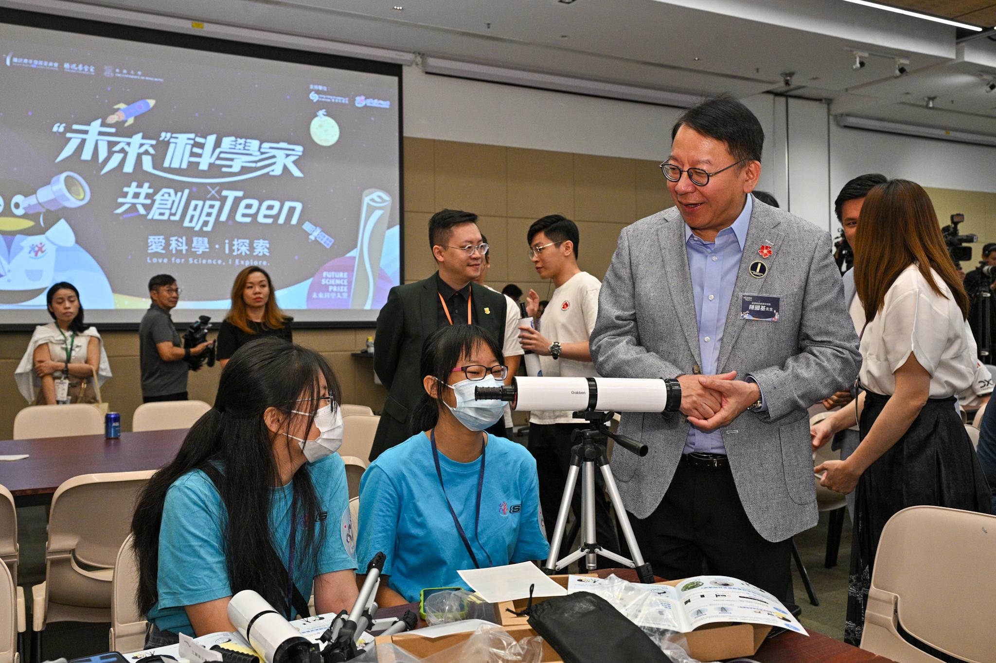政務司司長陳國基今日（九月三十日）出席「共創明『Teen』計劃」──「未來」科學家．愛科學．i探索活動。圖示陳國基（右一）與學員交談。 