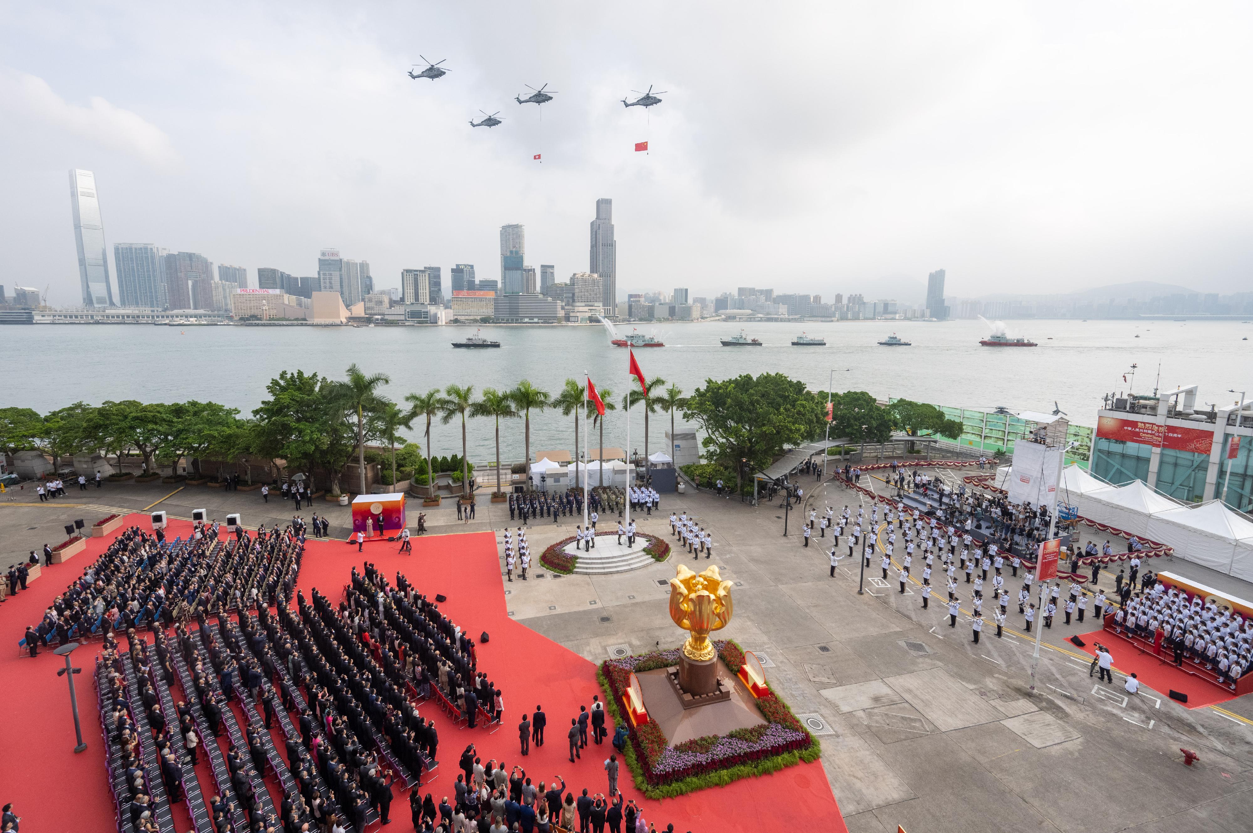 今早（十月一日）在灣仔金紫荊廣場舉行的慶祝中華人民共和國成立七十四周年升旗儀式上，紀律部隊和飛行服務隊在海上和空中敬禮。