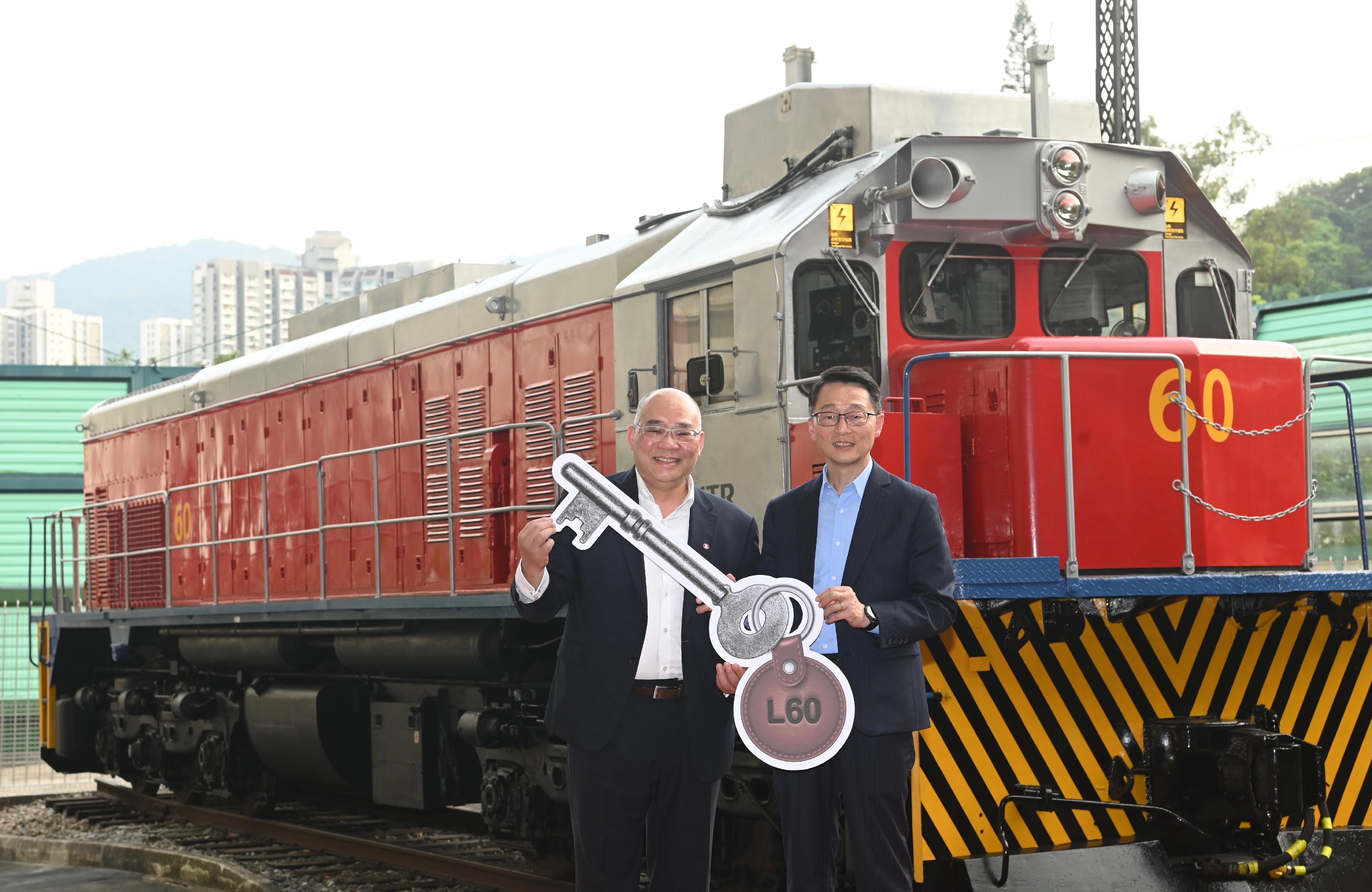 The handover ceremony of Diesel Electric Engine No. 60 was held today (October 3) at the Hong Kong Railway Museum. Photo shows officiating guests the Director of Leisure and Cultural Services, Mr Vincent Liu (right), and the Operations and Innovation Director of the MTR Corporation Limited, Dr Tony Lee (left), at the ceremony. 