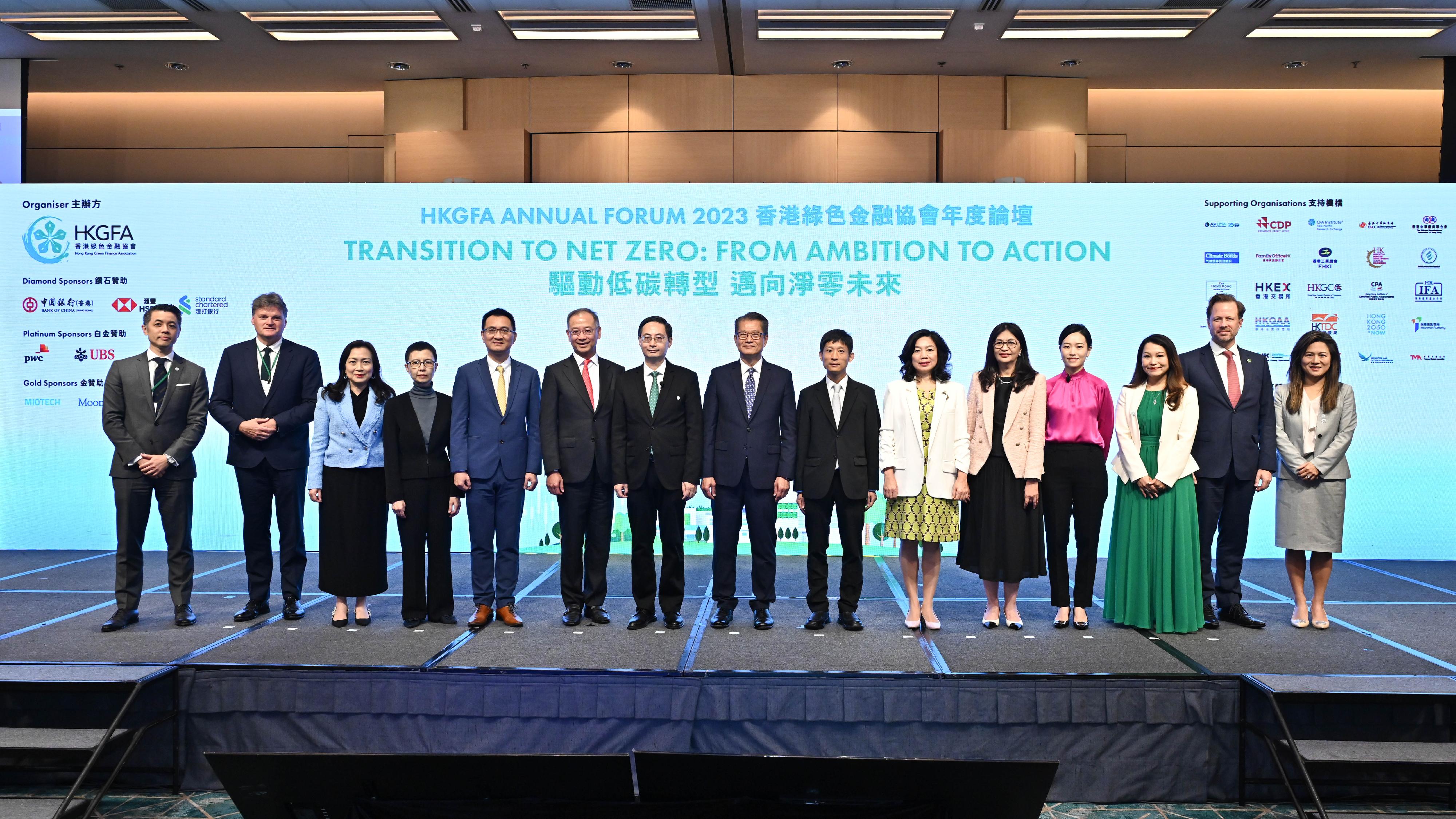 The Financial Secretary, Mr Paul Chan, attended the Hong Kong Green Finance Association (HKGFA) Annual Forum 2023 today (October 4). Photo shows Mr Chan (eighth left); the Deputy Director-General of the Department of Economic Affairs of the Liaison Office of the Central People's Government in the Hong Kong Special Administrative Region, Mr Tan Yabo (ninth left); the Chairman and President of the HKGFA, Dr Ma Jun (seventh left), and other guests at the forum.