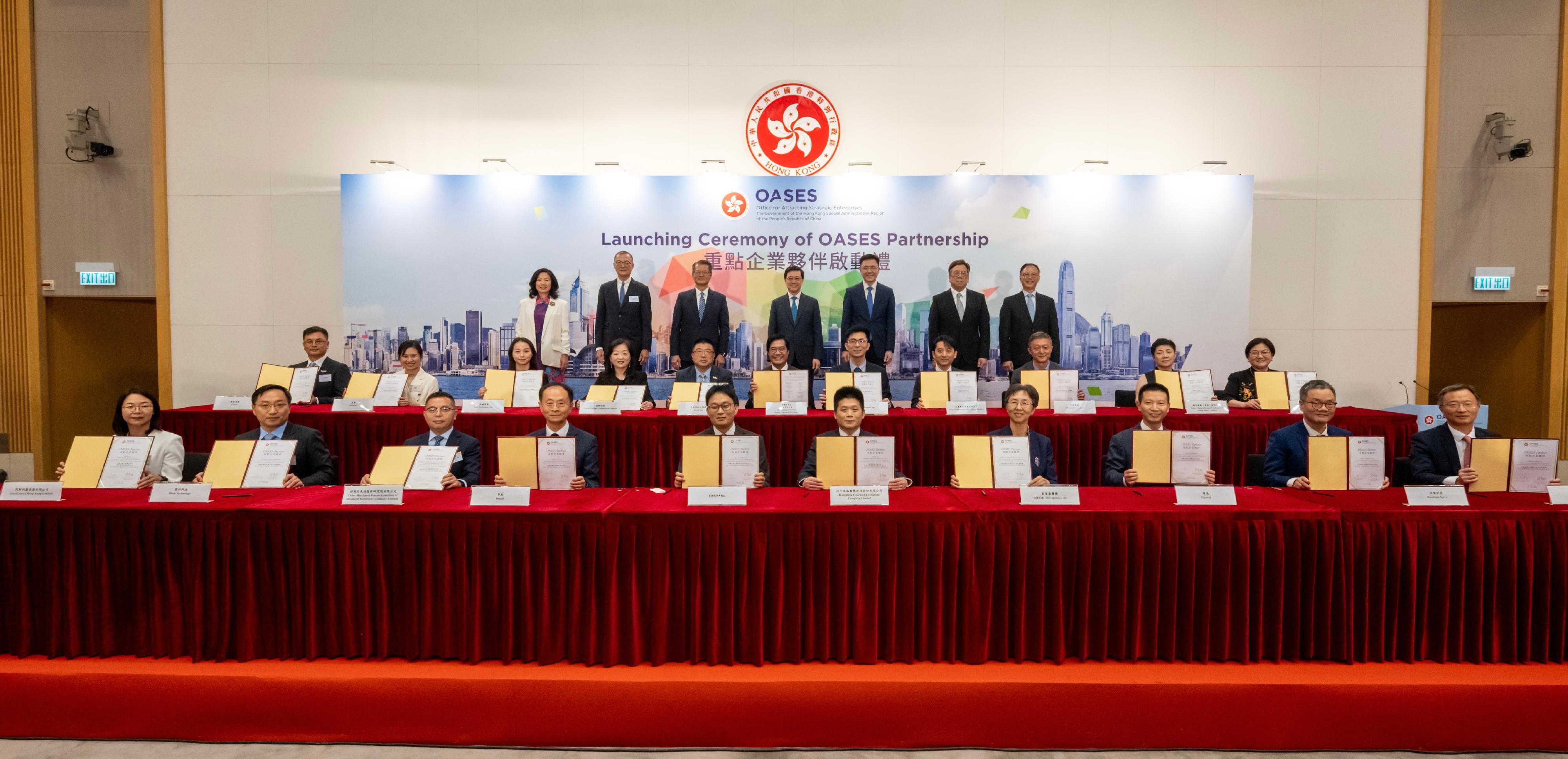 The Office for Attracting Strategic Enterprises (OASES) held the Launching Ceremony of OASES Partnership today (October 4). Photo shows OASES signing a partnership agreement with the first batch of strategic enterprises setting up or expanding their businesses in Hong Kong. 