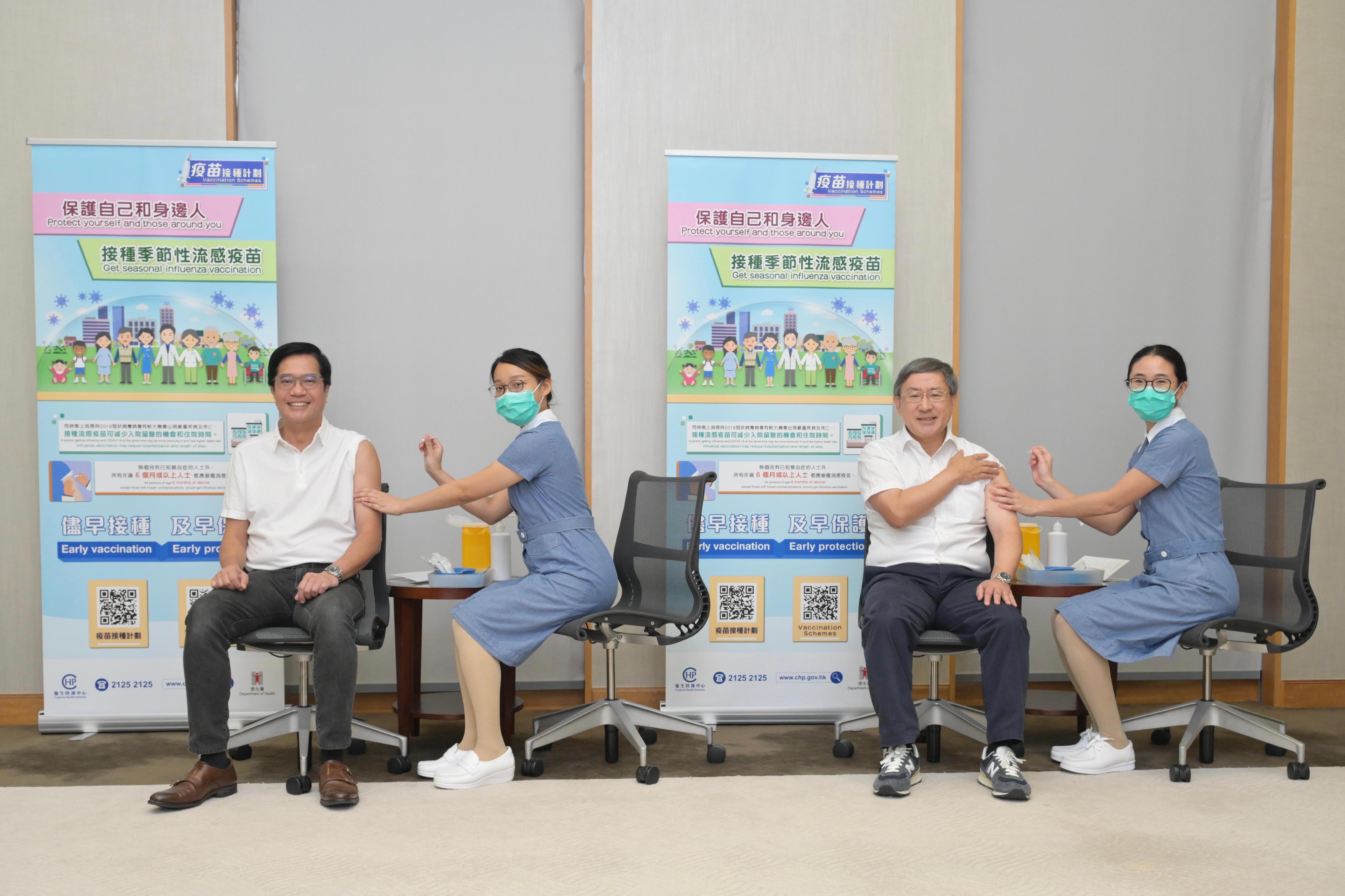 政務司副司長卓永興（右二）和財政司副司長黃偉綸（左一）今日（十月五日）接種季節性流感疫苗。
