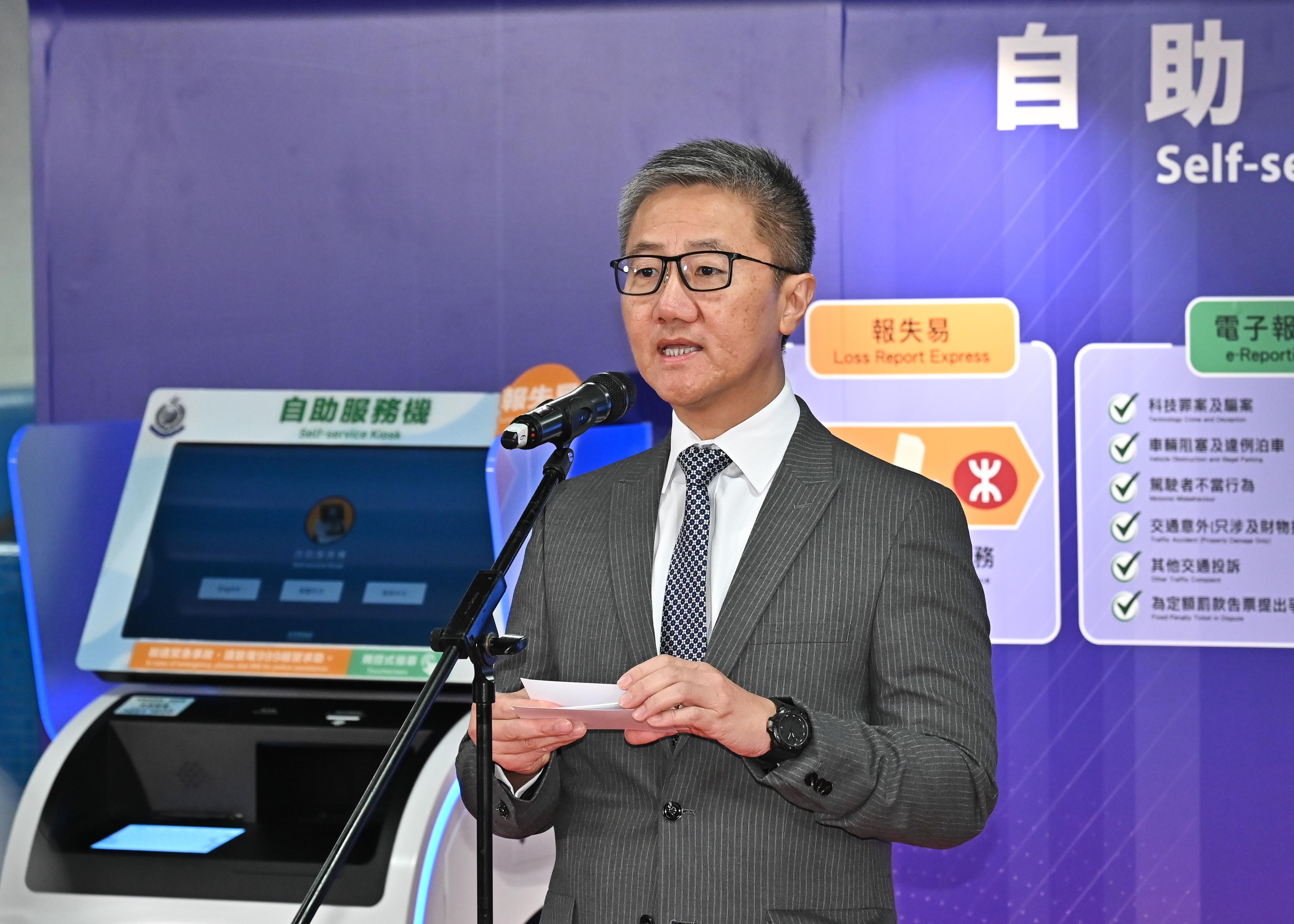 The Hong Kong Police Force (HKPF) held the launching ceremony of the first MTR Self-Service Kiosk at the Admiralty MTR Station today (October 5). Photo shows the Commissioner of Police, Mr Siu Chak-yee, delivering a speech at the ceremony.