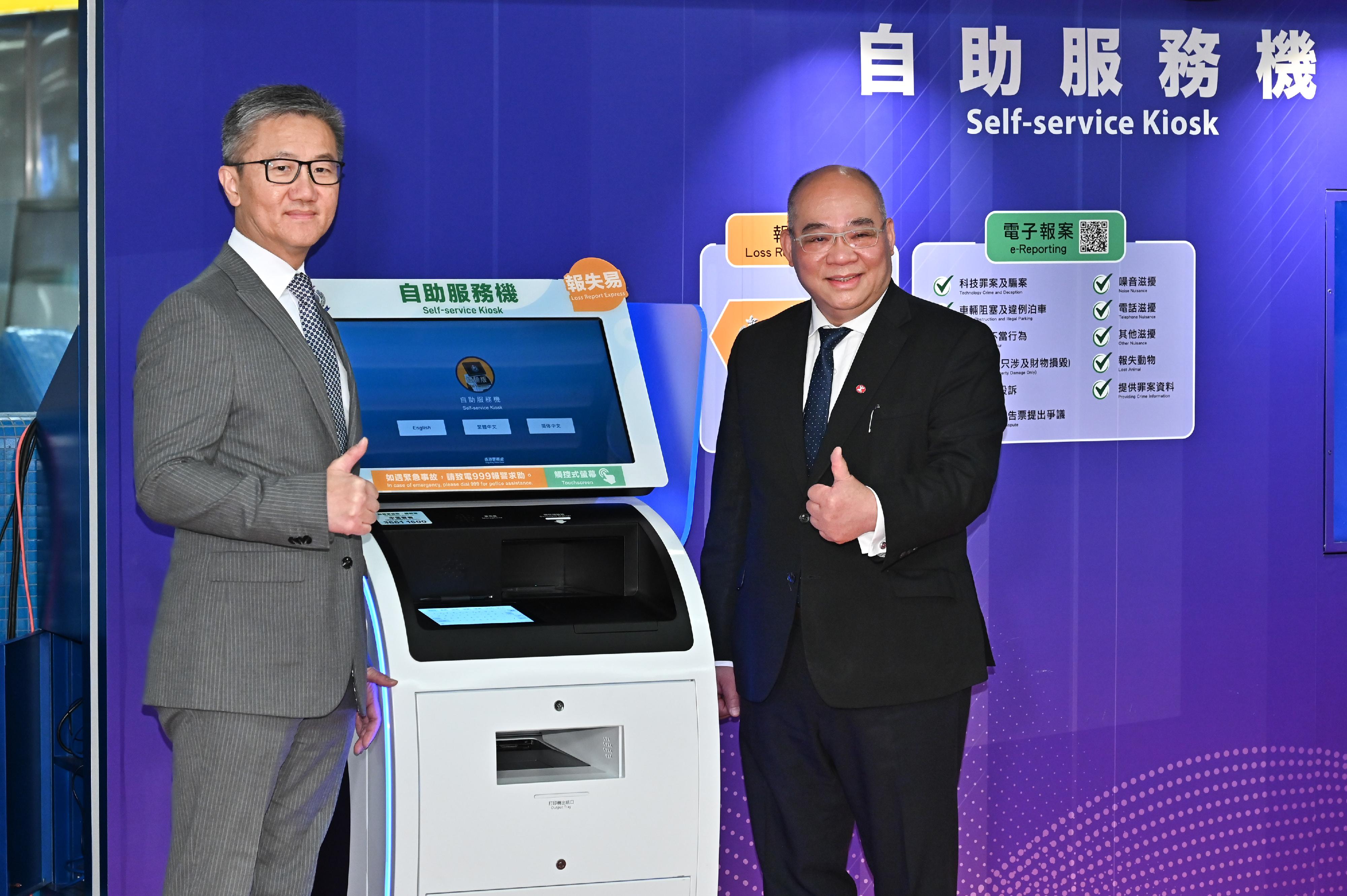 The Hong Kong Police Force (HKPF) held the launching ceremony of the first MTR Self-Service Kiosk at the Admiralty MTR Station today (October 5). Photo shows the Commissioner of Police, Mr Siu Chak-yee (left); and the Operations and Innovation Director of MTR Corporation, Dr Tony Lee Kar-yun (right); with the Self-Service Kiosk after the ceremony.