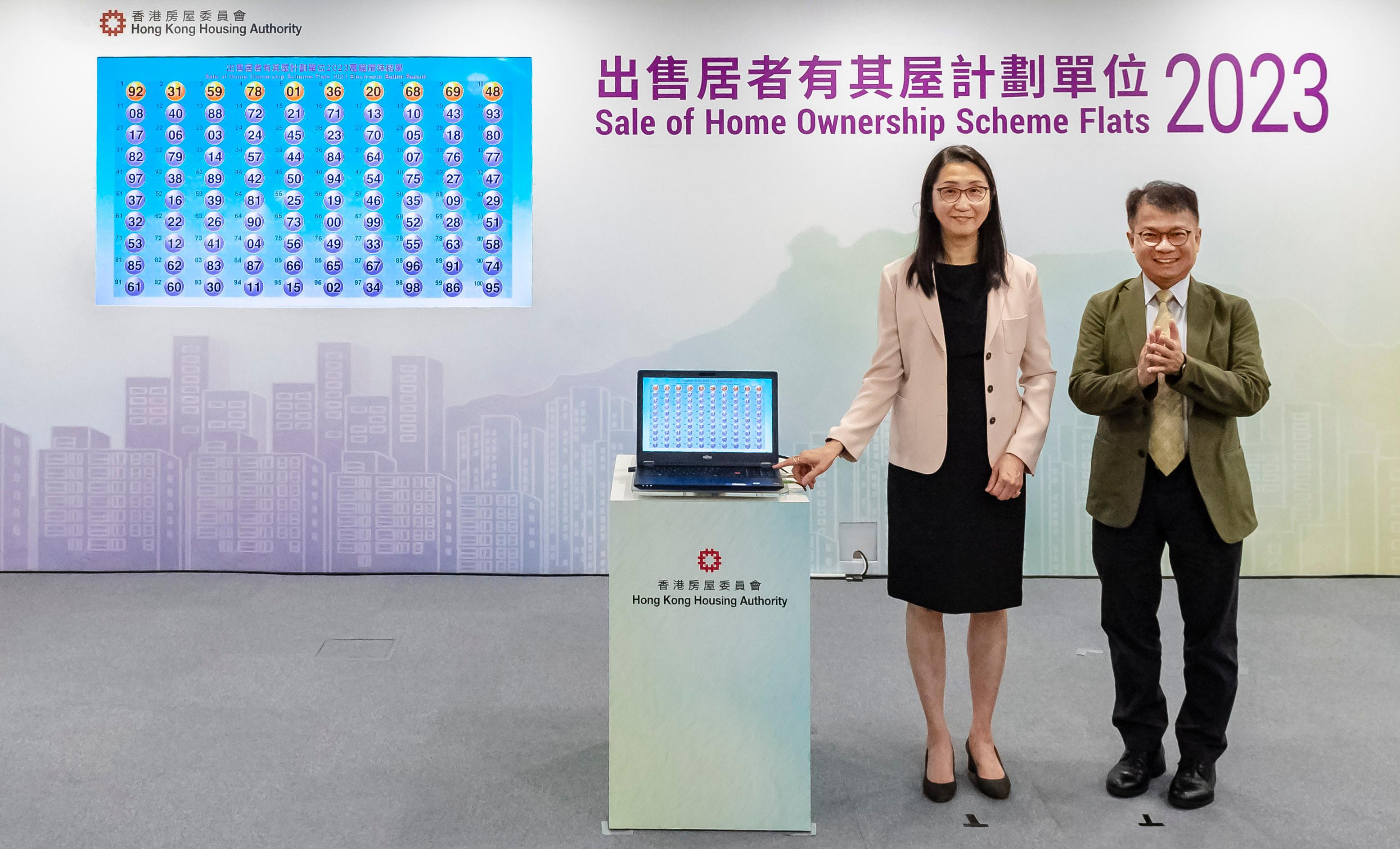 The Chairman of the Subsidised Housing Committee of the Hong Kong Housing Authority, Ms Cleresa Wong (left), accompanied by the Assistant Director of Housing (Housing Subsidies), Mr Kenneth Leung (right), officiates at the electronic ballot drawing ceremony today (October 5) for the Sale of Home Ownership Scheme Flats 2023. The ballot results will determine the applicants' priority sequence based on the last two digits of the application numbers.