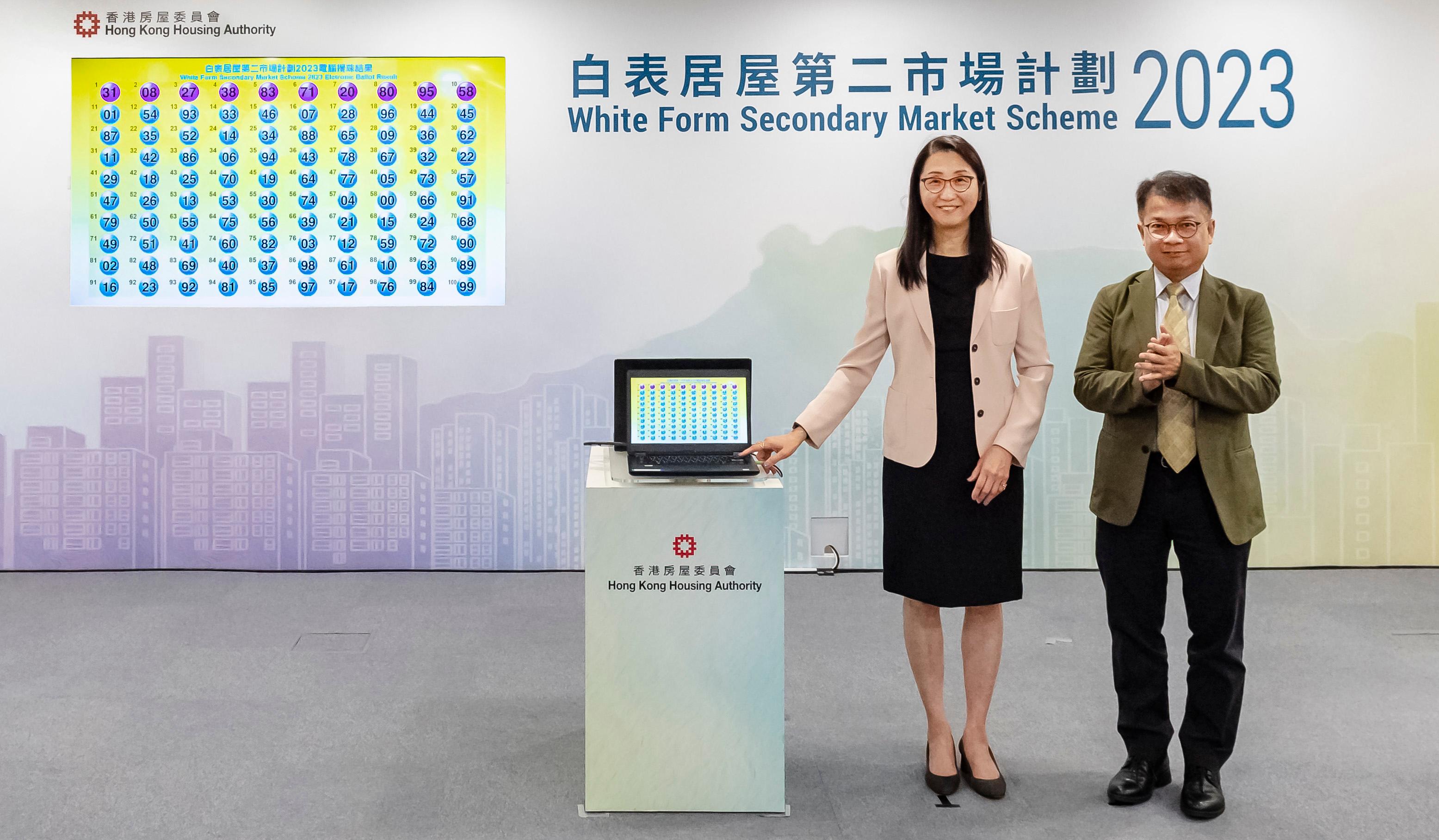 The Chairman of the Subsidised Housing Committee of the Hong Kong Housing Authority, Ms Cleresa Wong (left), accompanied by the Assistant Director of Housing (Housing Subsidies), Mr Kenneth Leung (right), officiates at the electronic ballot drawing ceremony today (October 5) for the White Form Secondary Market Scheme 2023. The ballot results will determine the applicants' priority sequence based on the last two digits of the application numbers.