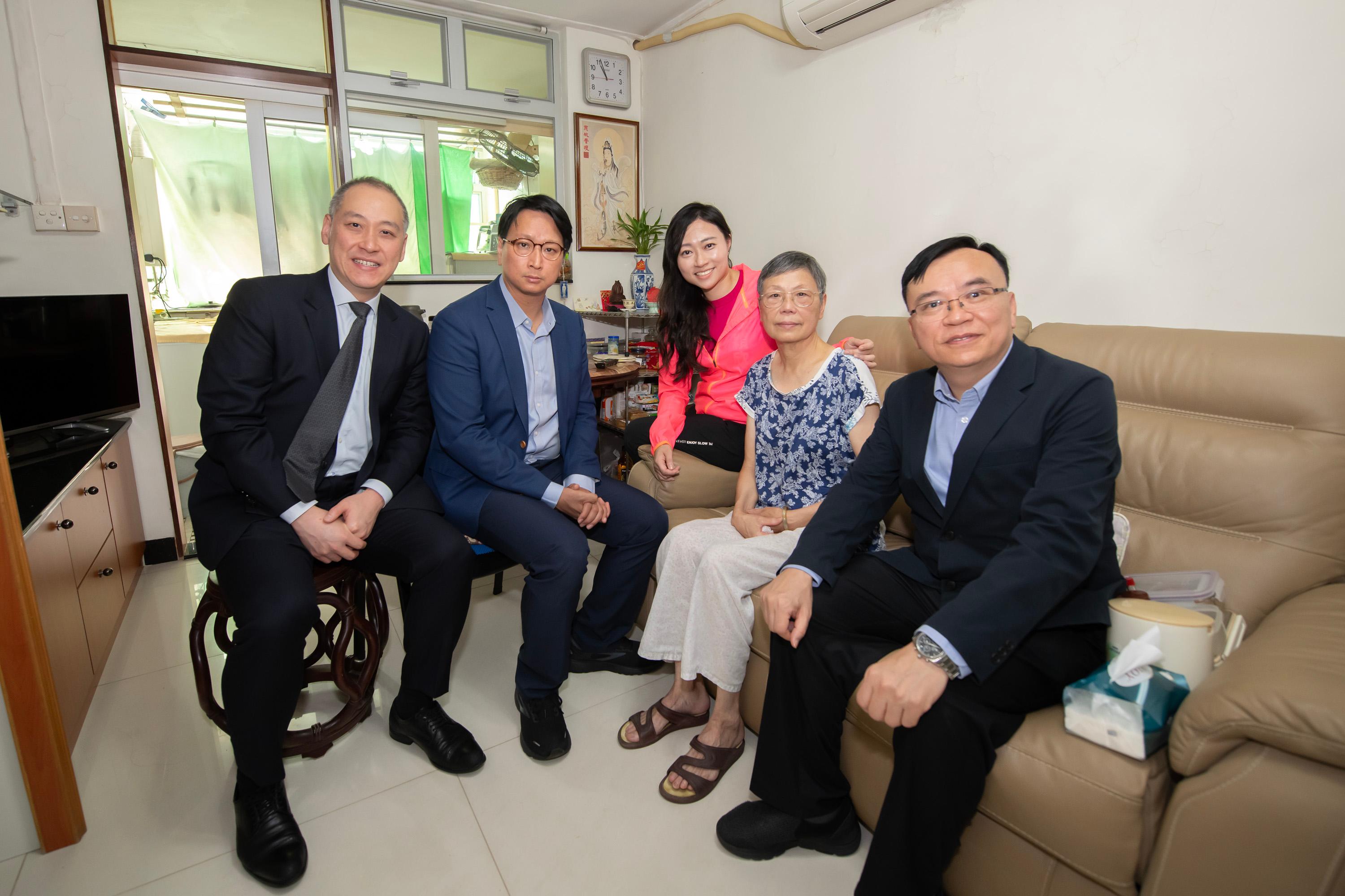 Legislative Council (LegCo) Members visit an elderly person living alone in Tai Wo Hau Estate and conduct a site visit to a district elderly community centre today (October 5) to learn about the support services for elderly singletons. Photo shows LegCo Members Mr Robert Lee (first left), Mr Tang Ka-piu (second left), Ms Joephy Chan (third left) and Mr Kingsley Wong (first right) posing for a group photo with the elderly person.