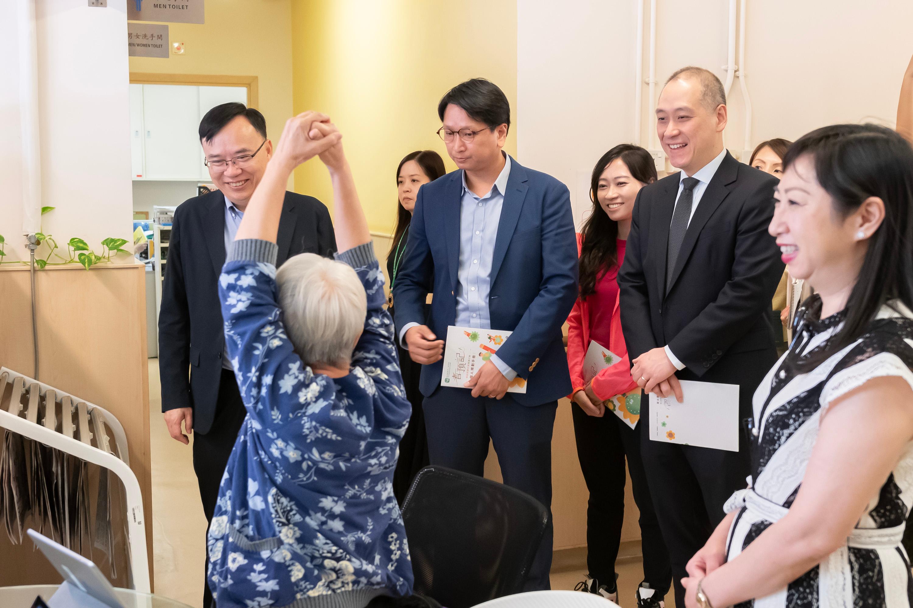 Legislative Council (LegCo) Members visit an elderly person living alone in Tai Wo Hau Estate and conduct a site visit to a district elderly community centre today (October 5) to learn about the support services for elderly singletons. Photo shows LegCo Members conducting a site visit to the SAGE Chan Tseng Hsi Kwai Chung District Elderly Community Centre.