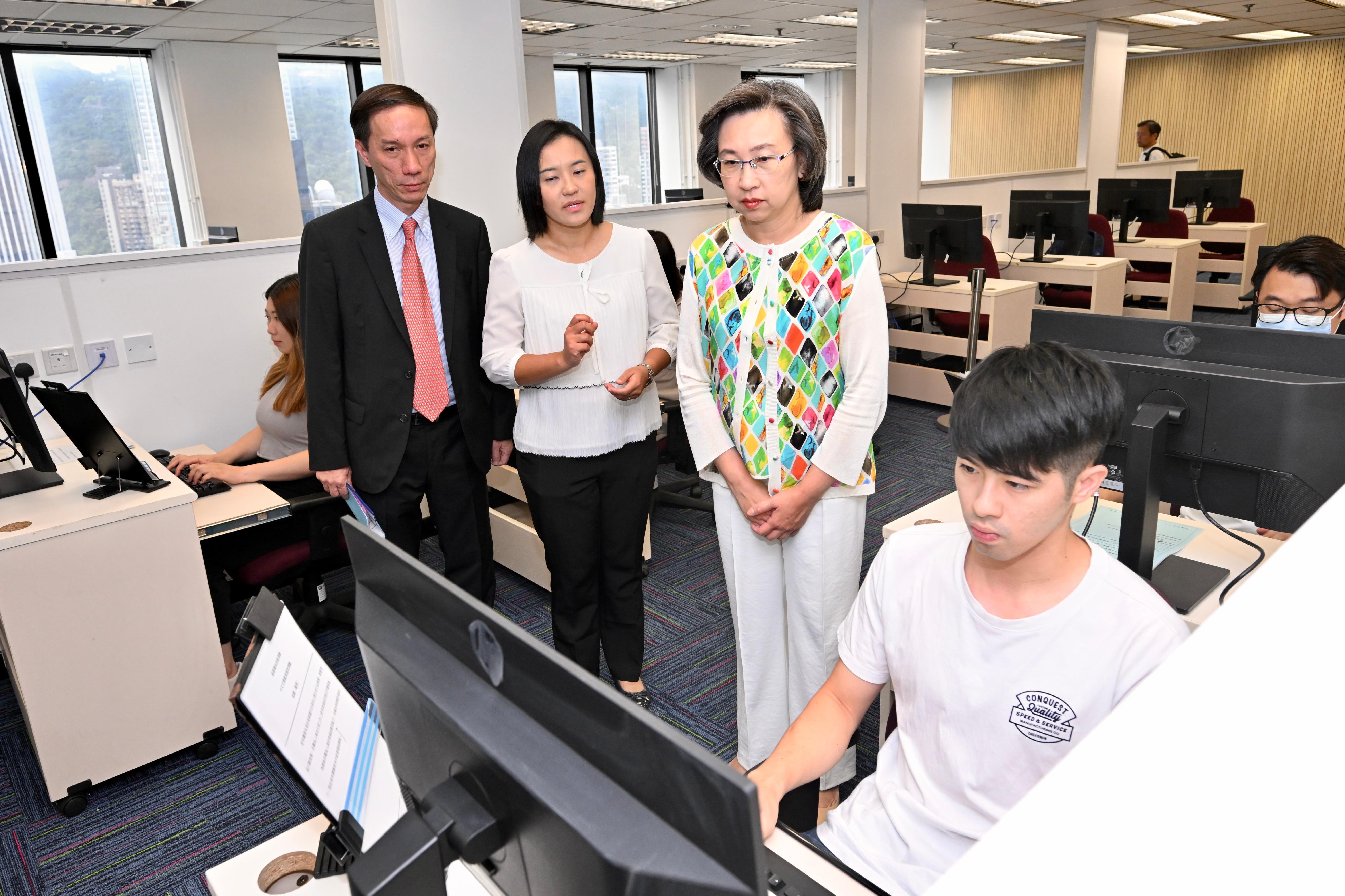 The Recruitment Centre, General Grades Office of the Civil Service Bureau officially commenced operation today (October 6) to conduct year-round recruitment for the posts of Assistant Clerical Officer, Clerical Assistant and Personal Secretary II. Photo shows the Secretary for the Civil Service, Mrs Ingrid Yeung (third left), watching a staff demonstrating a skills test using Chinese word processing in the skills test room.