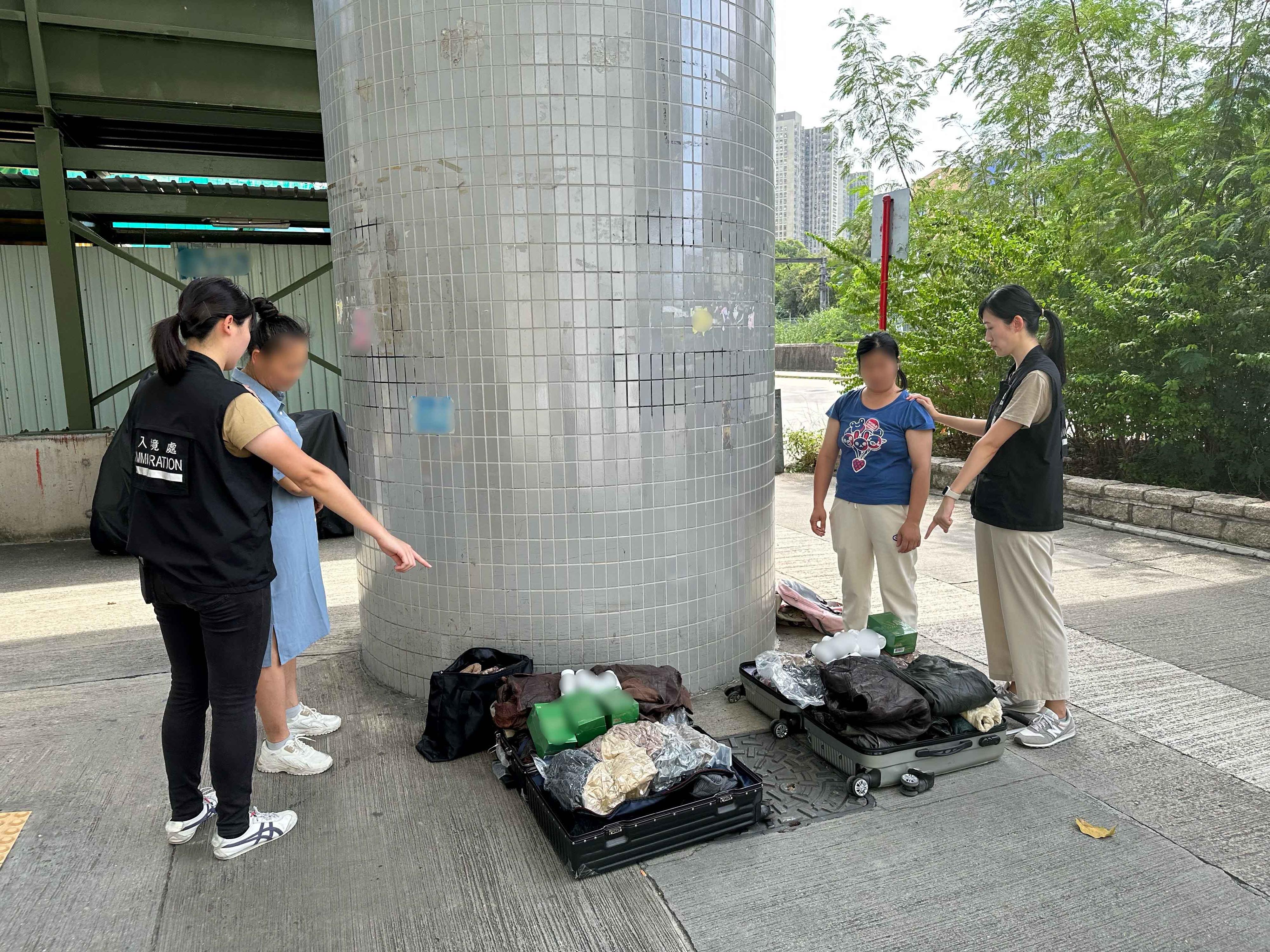 入境事務處十月三日至昨日（十月五日）一連三日在全港各區展開反非法勞工行動，分別是代號「光影行動」和「曙光行動」，及連同香港警務處執行的「風沙行動」。圖示懷疑非法從事水貨活動的內地旅客及用作水貨用途的貨物。