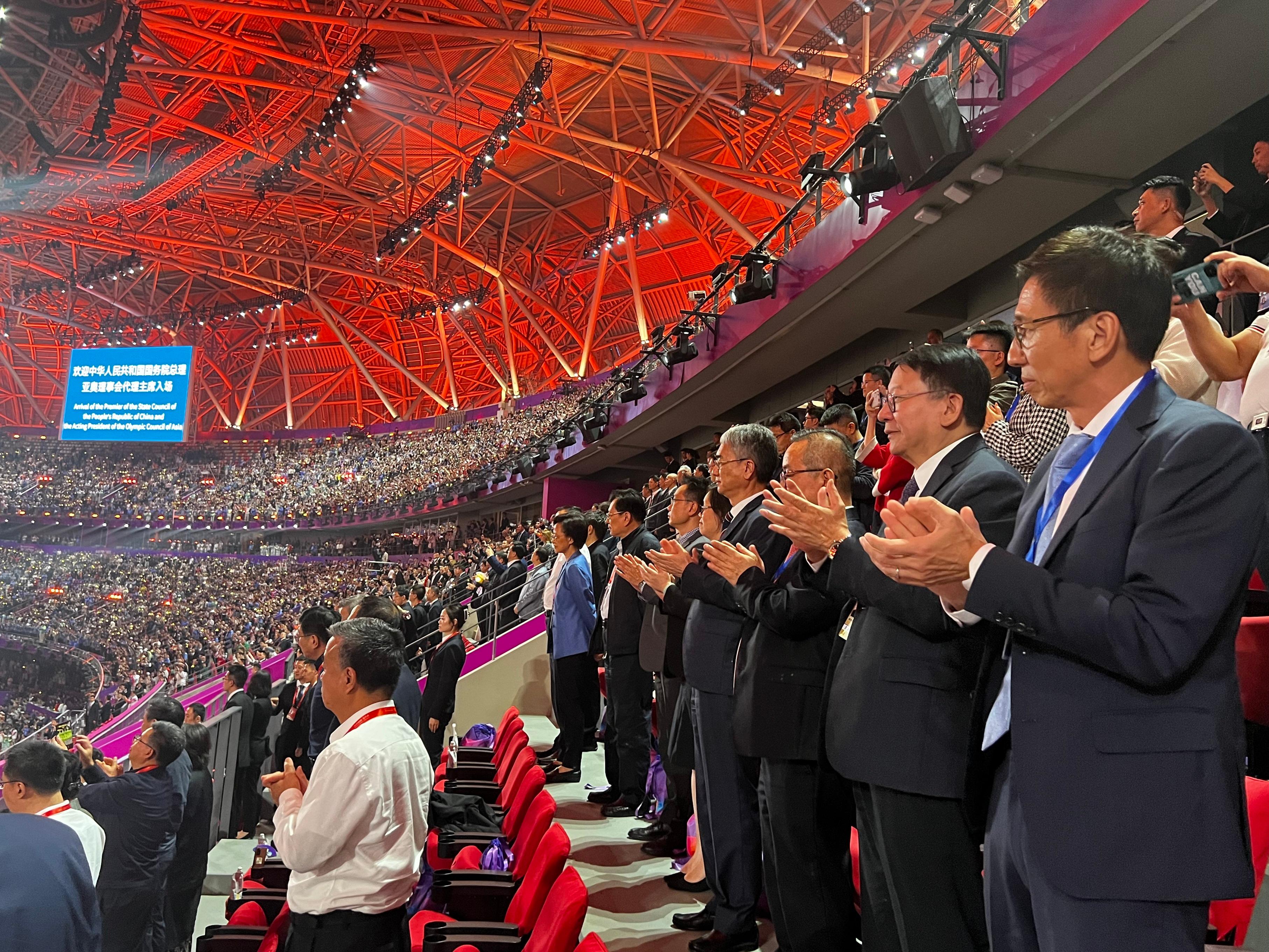 政务司司长陈国基（右二）和文化体育及旅游局体育专员黄德森（右一）今日（十月八日）出席杭州第19届亚洲运动会（亚运会）闭幕式。