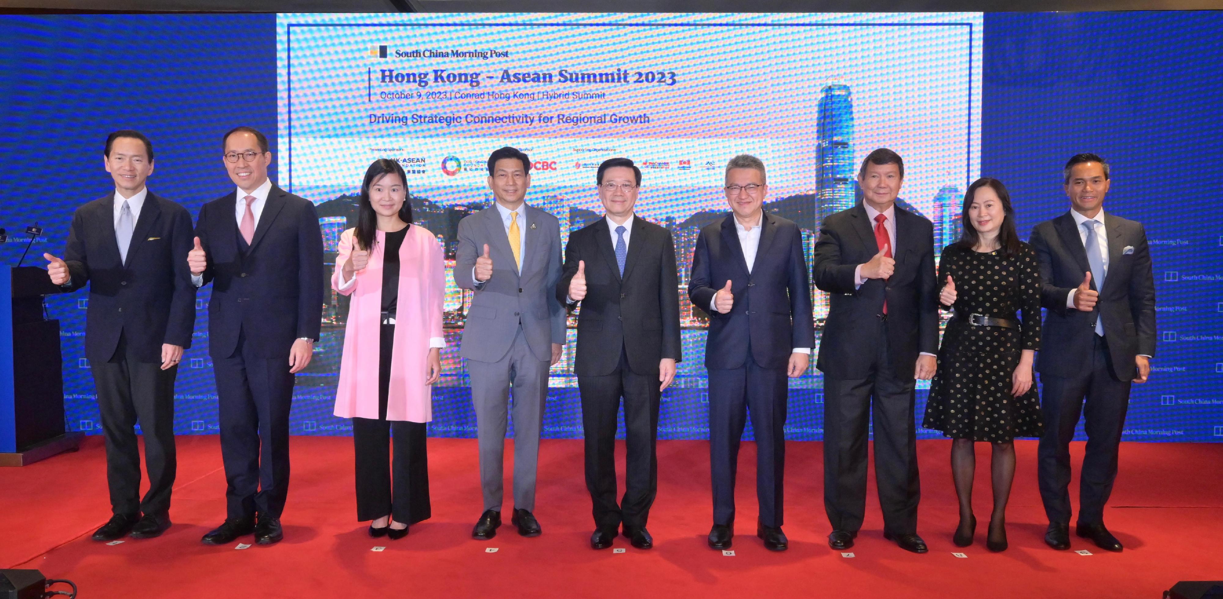 The Chief Executive, Mr John Lee, attended the Hong Kong-ASEAN Summit 2023 today (October 9). Photo shows Mr Lee (centre); Deputy Prime Minister of Thailand Mr Parnpree Bahiddha-nukara (fourth left); the Deputy Minister of Investment, Trade and Industry of Malaysia, Mr Liew Chin Tong (fourth right); the Chief Executive Officer of the South China Morning Post, Ms Catherine So (third left); the Chairman of the Hong Kong-ASEAN Foundation, Dr Daryl Ng (second left), and other guests at the summit.