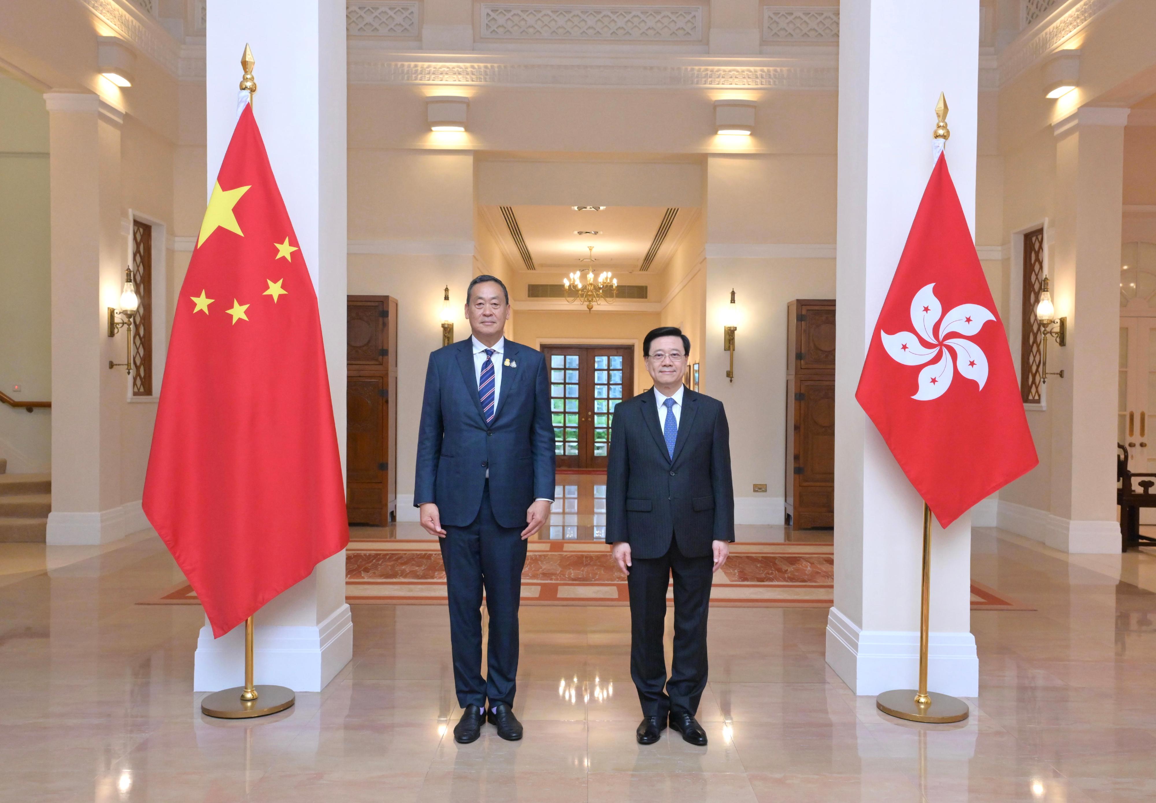 行政長官李家超（右）今日（十月九日）在禮賓府與訪問香港的泰國總理賽塔．他威信（左）會面。