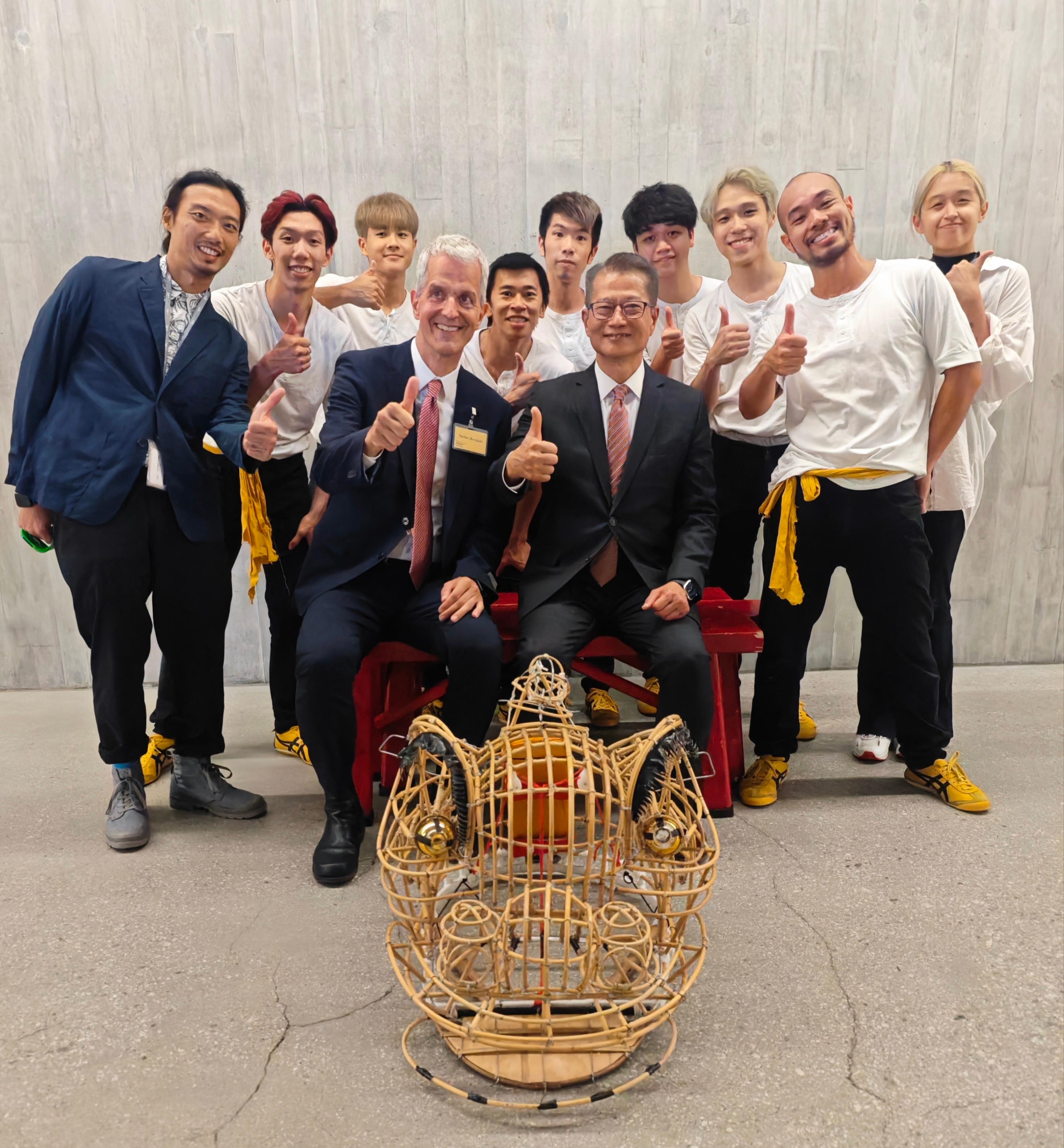 The Financial Secretary, Mr Paul Chan, attended the Day of German Unity and the Triple Anniversary Celebration of German Institutions in Hong Kong today (October 9). Photo shows Mr Chan (front row, right) and the Consul General of Germany to Hong Kong and Macau, Mr Stefan Bredohl (front row, left), with a cultural performance group.